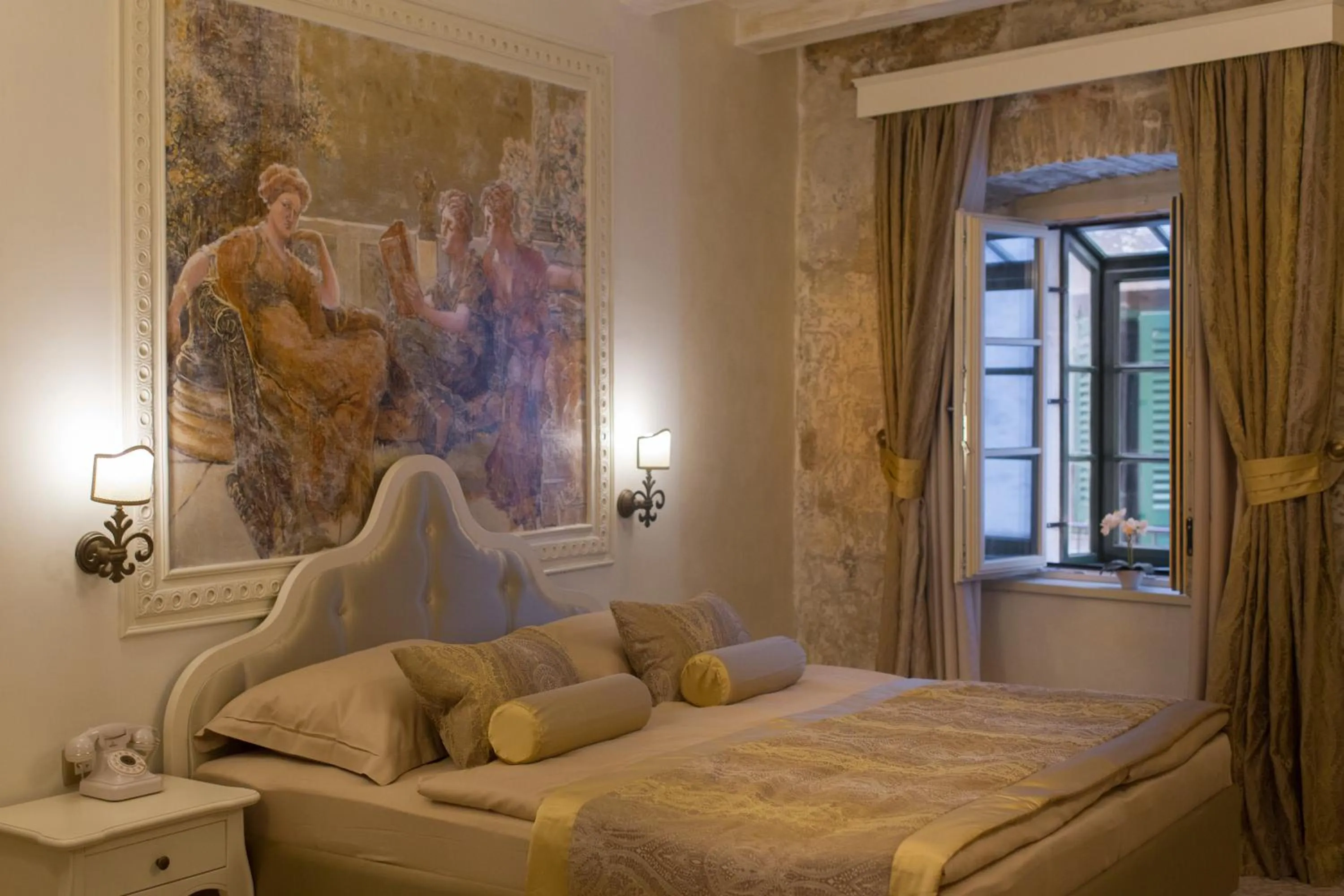 Bed in Heritage Hotel Life Palace