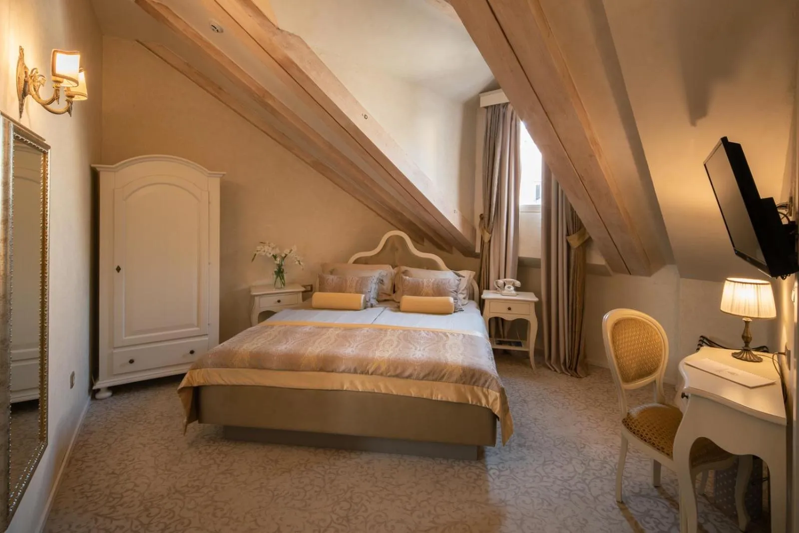 Bed in Heritage Hotel Life Palace