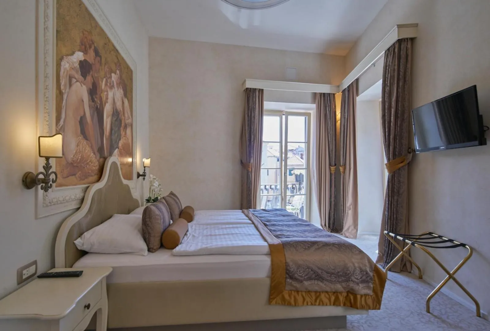 Bed in Heritage Hotel Life Palace