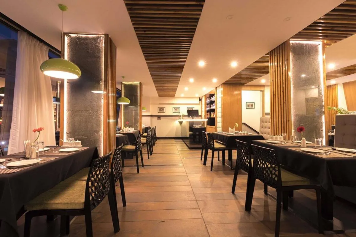 Restaurant/places to eat in The Regal Hotel & Lounge