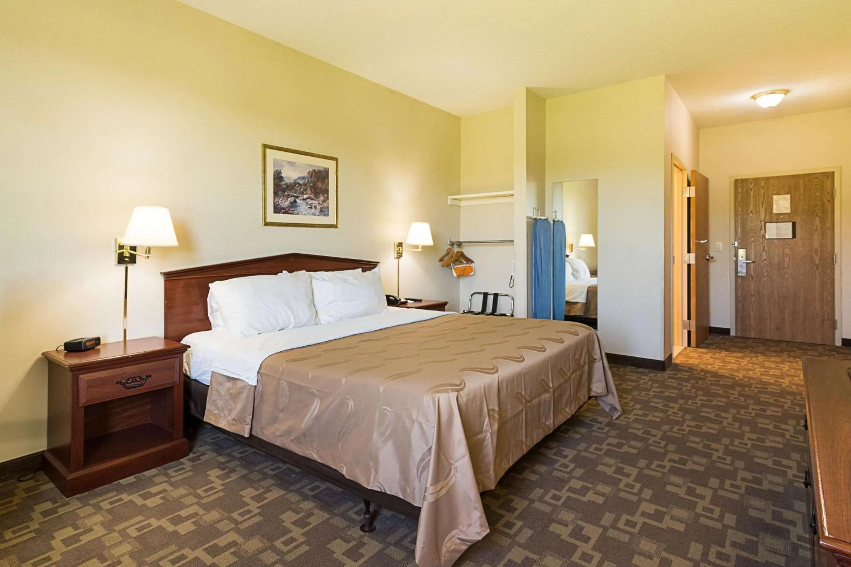 Bedroom, Bed in Quality Inn & Suites Schoharie near Howe Caverns