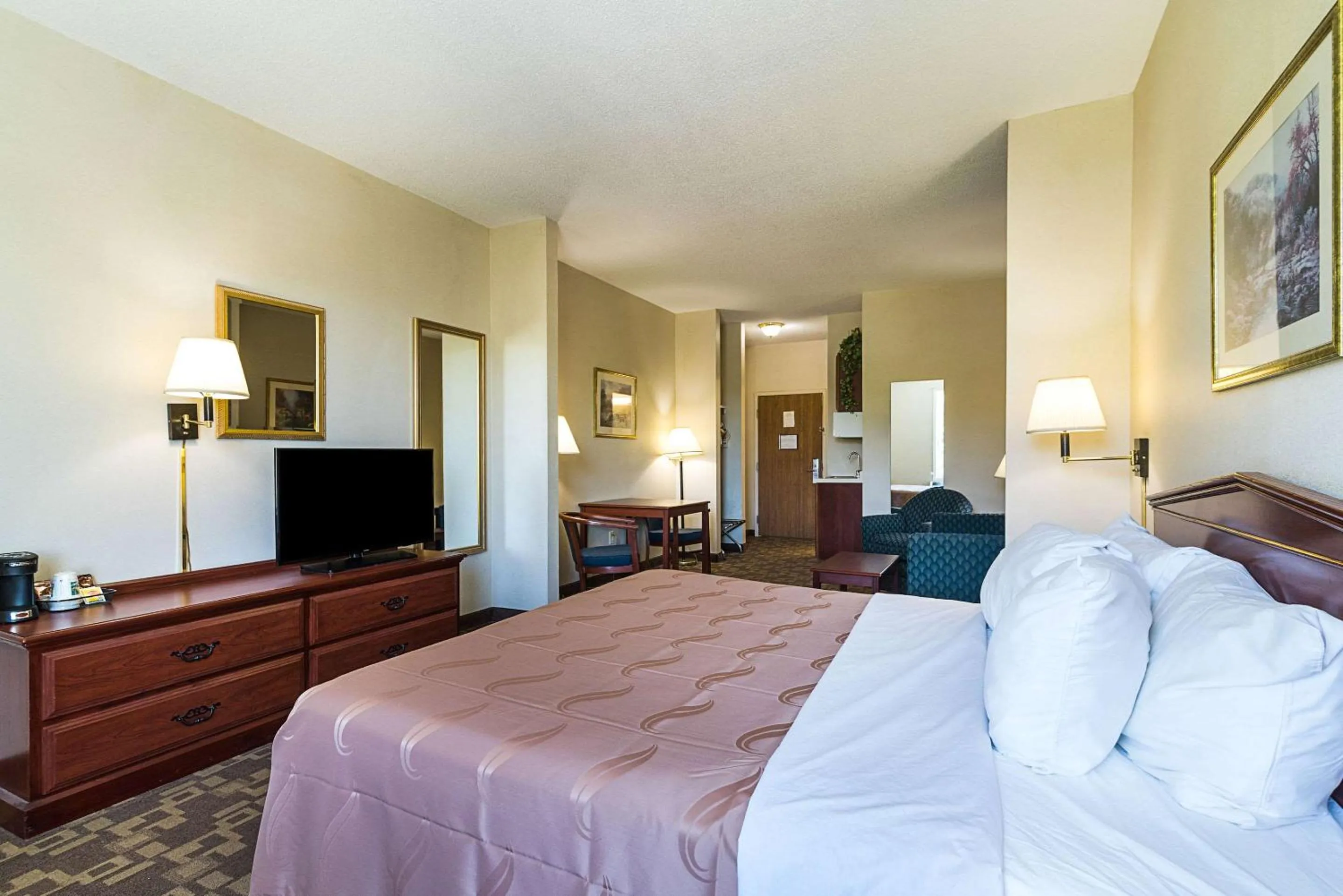 Bedroom, Bed in Quality Inn & Suites Schoharie near Howe Caverns