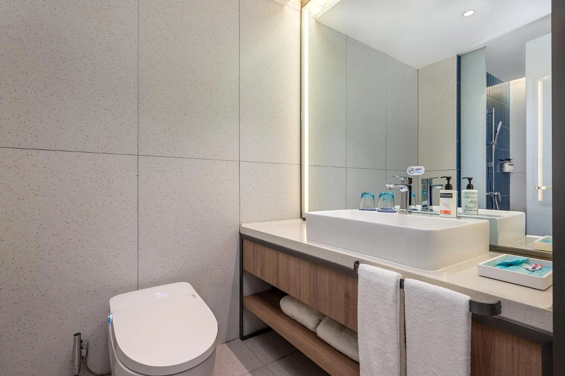 Toilet in Holiday Inn Express Chenzhou Suxian by IHG