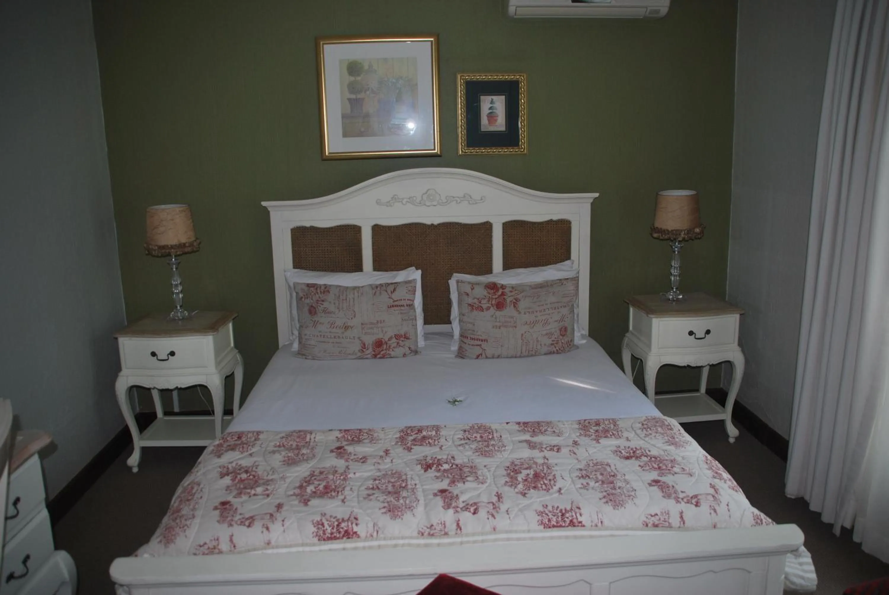 Photo of the whole room, Bed in Sunninghill Guest Lodges