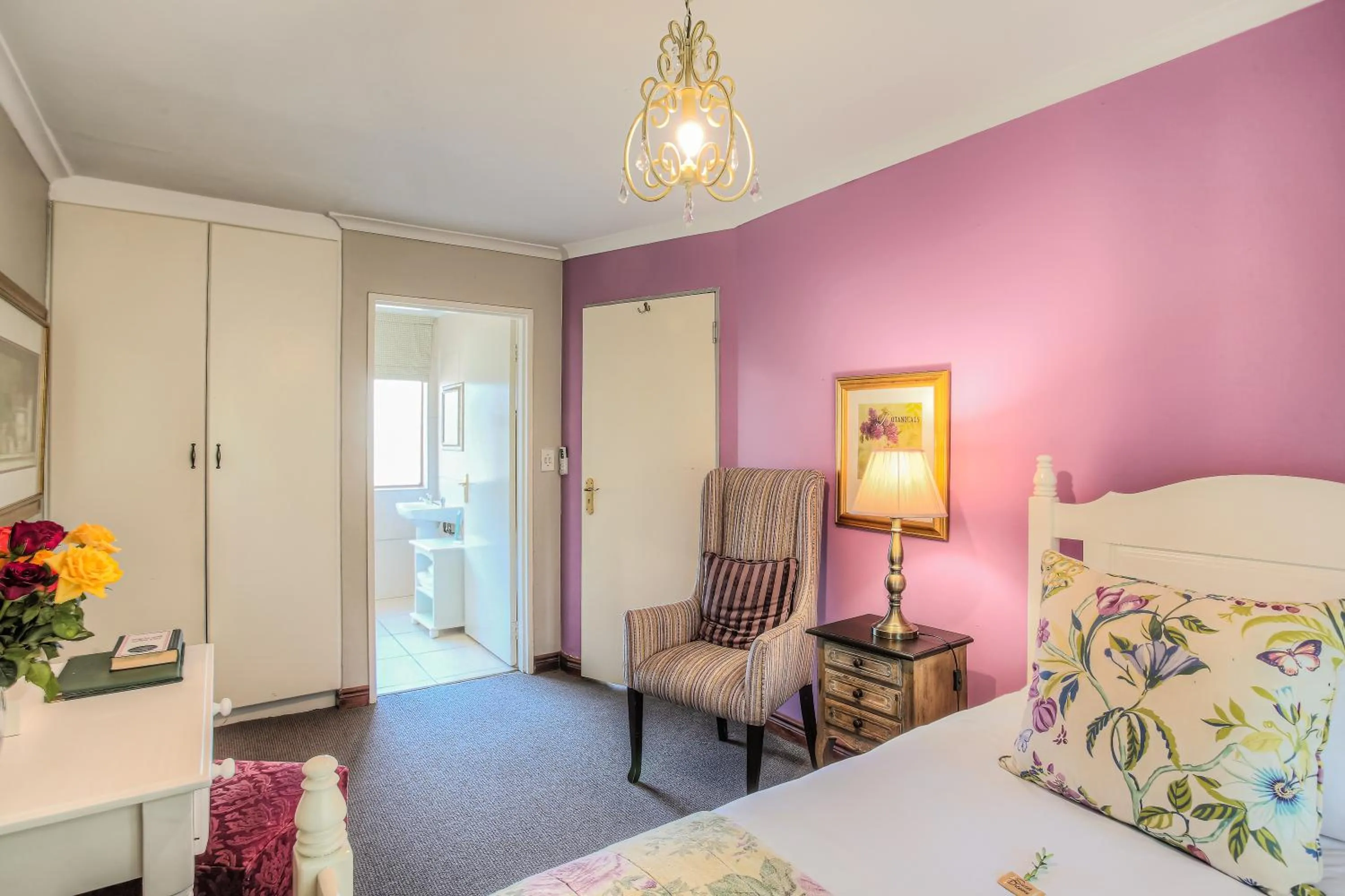 Bed in Sunninghill Guest Lodges