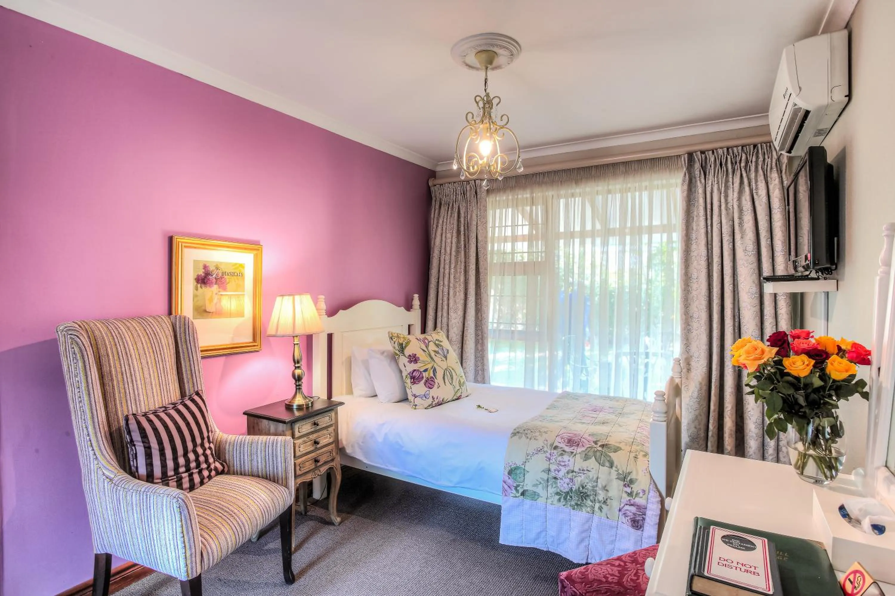 Bed in Sunninghill Guest Lodges