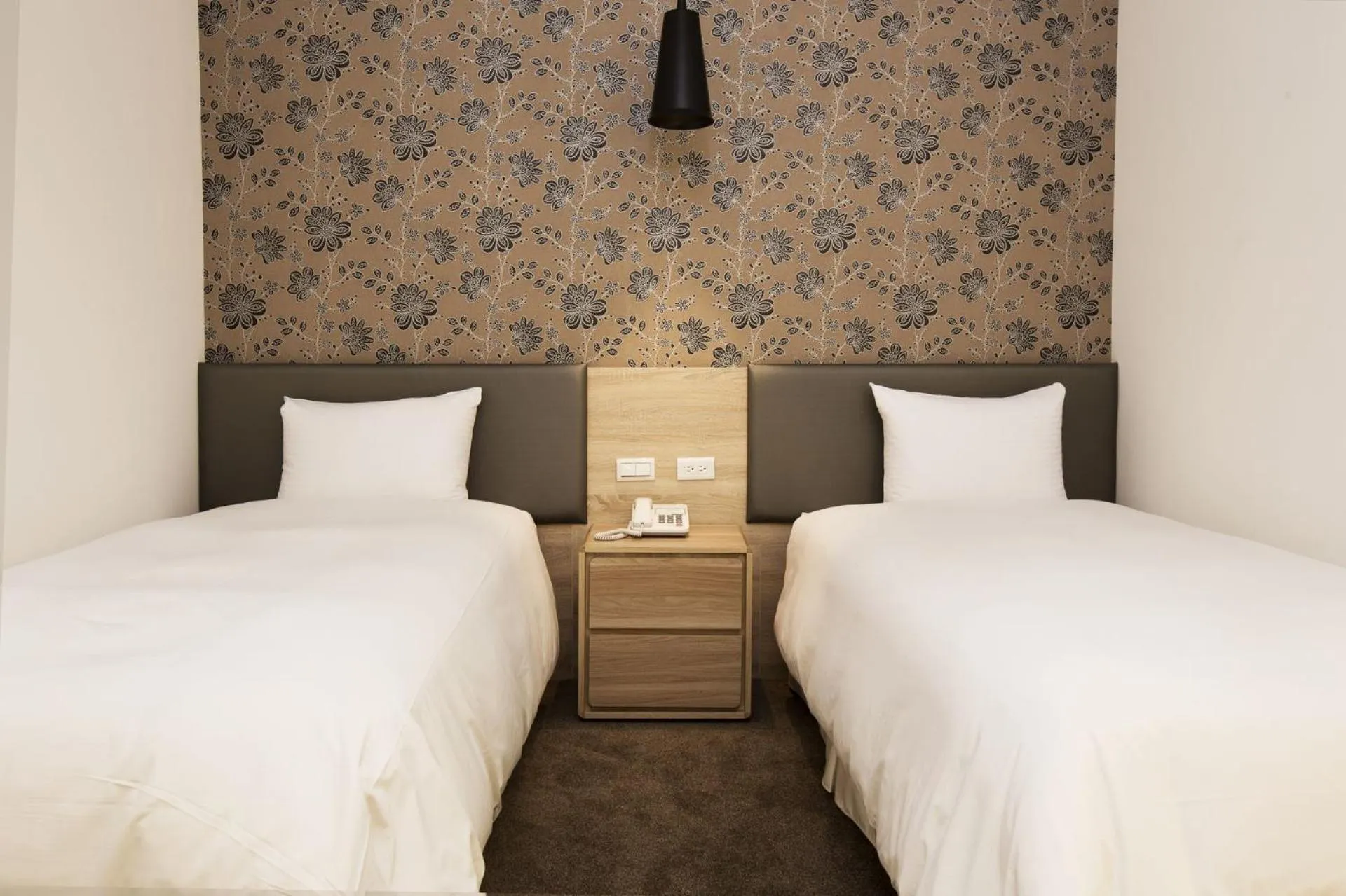 Bed in Queens Hotel II