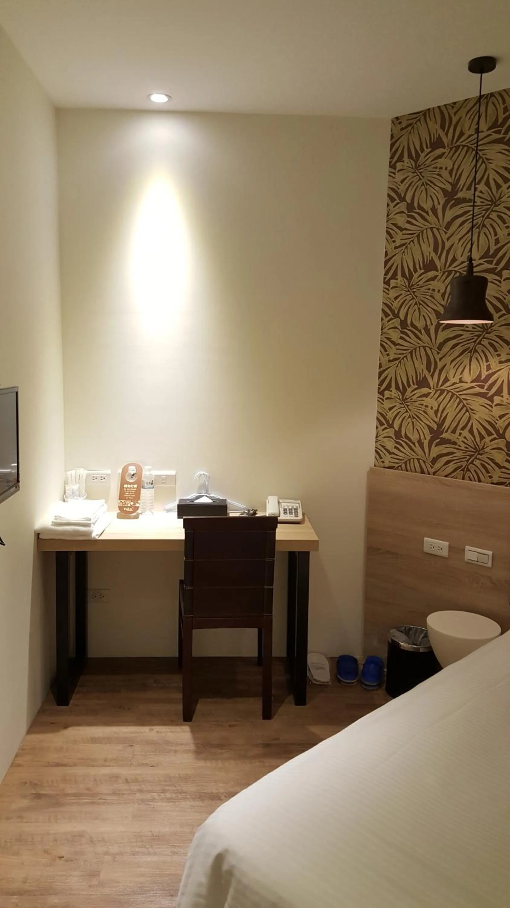 Bedroom, Bed in Queens Hotel II