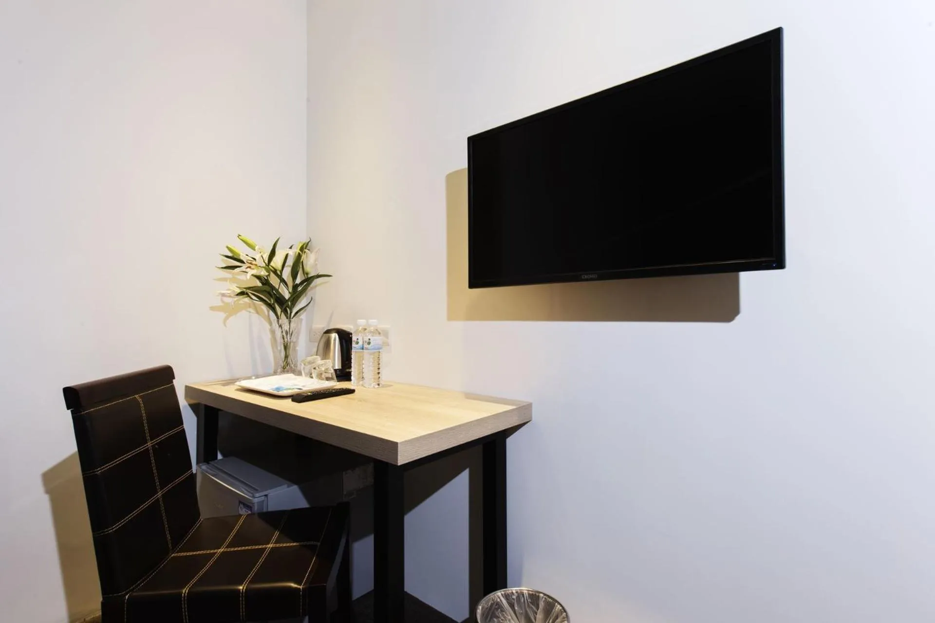 Decorative detail in Queens Hotel II