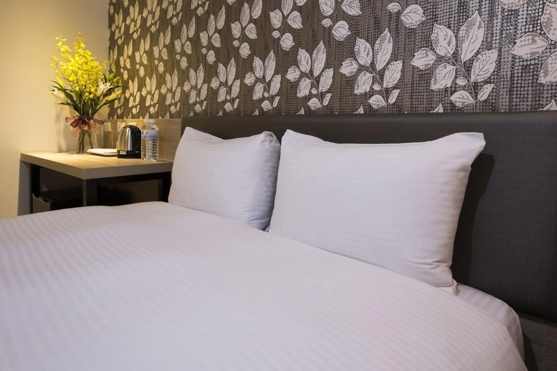 Bed in Queens Hotel II