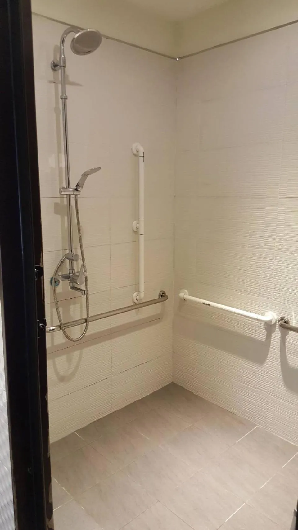 Shower in Queens Hotel II