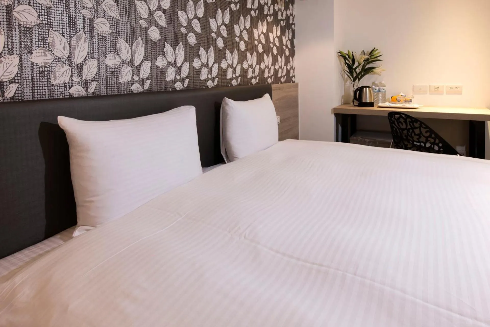 Bed in Queens Hotel II