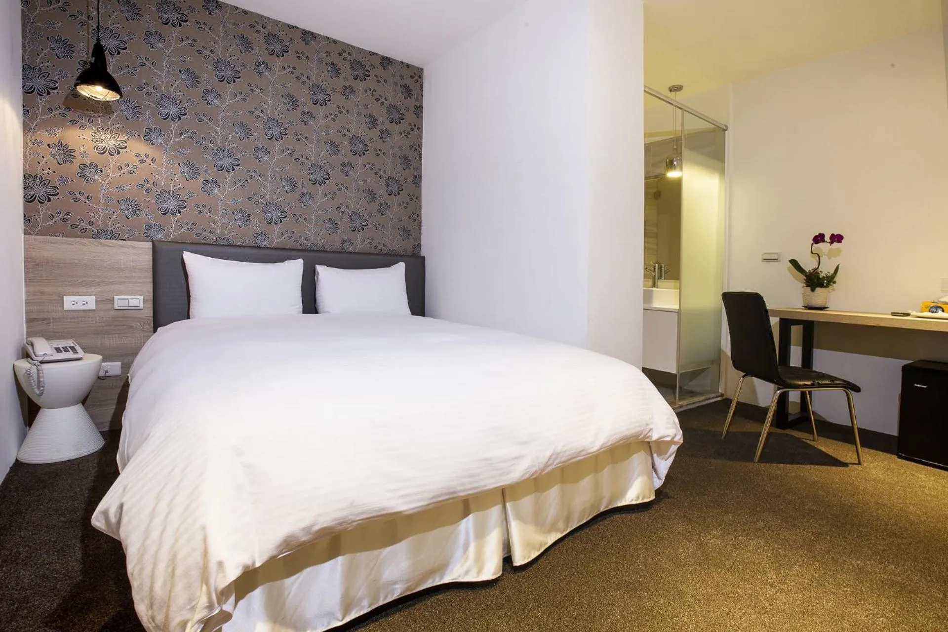 Photo of the whole room, Bed in Queens Hotel II