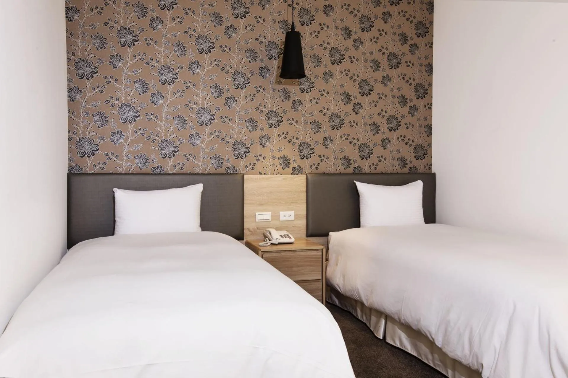 Bed in Queens Hotel II