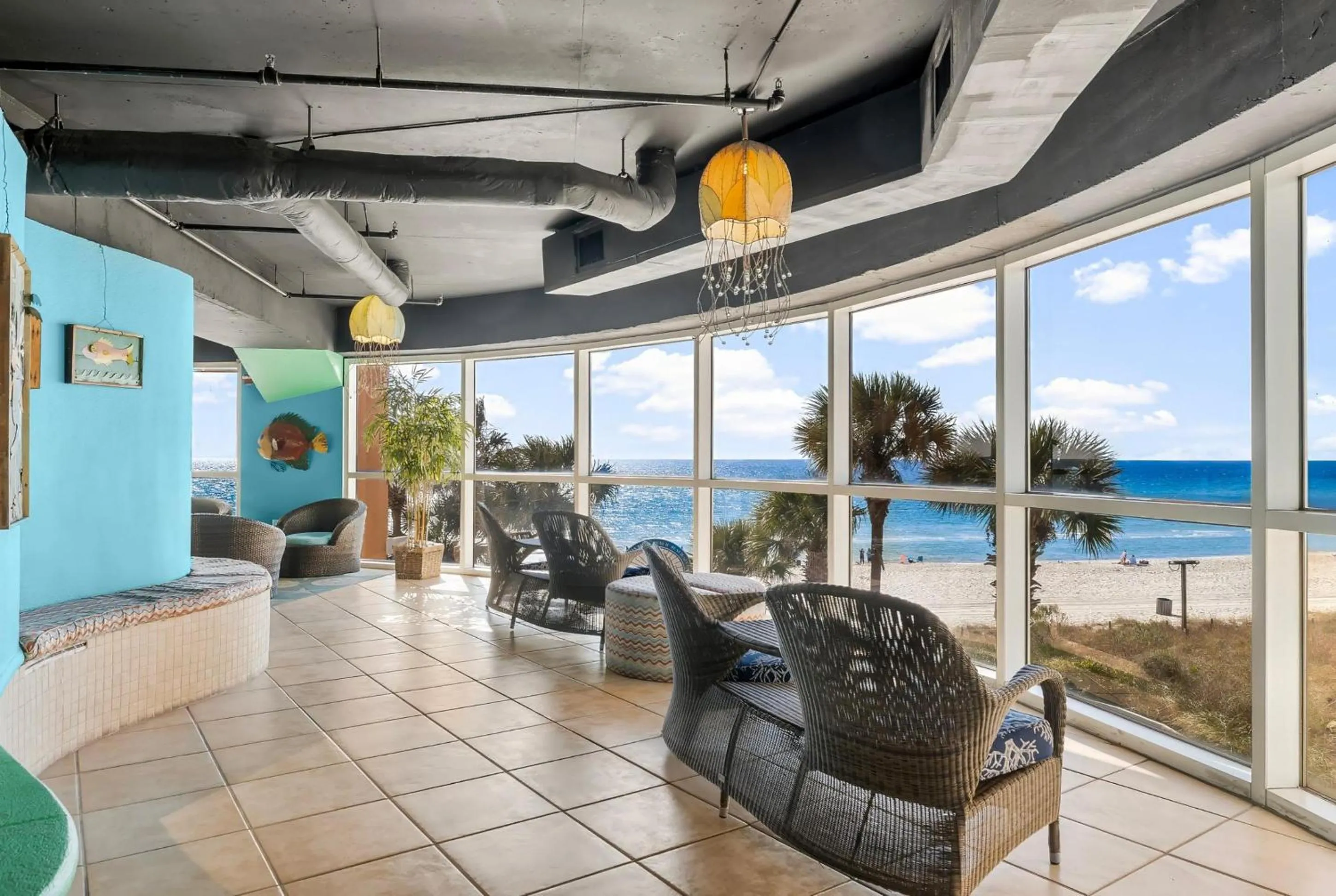 Communal lounge/ TV room in Splash Beach Resort by Panhandle Getaways