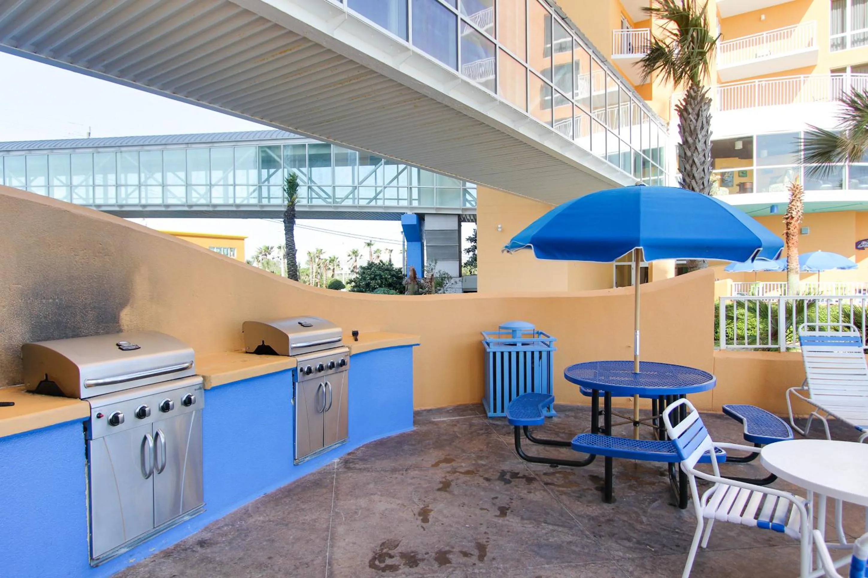 BBQ facilities in Splash Beach Resort by Panhandle Getaways