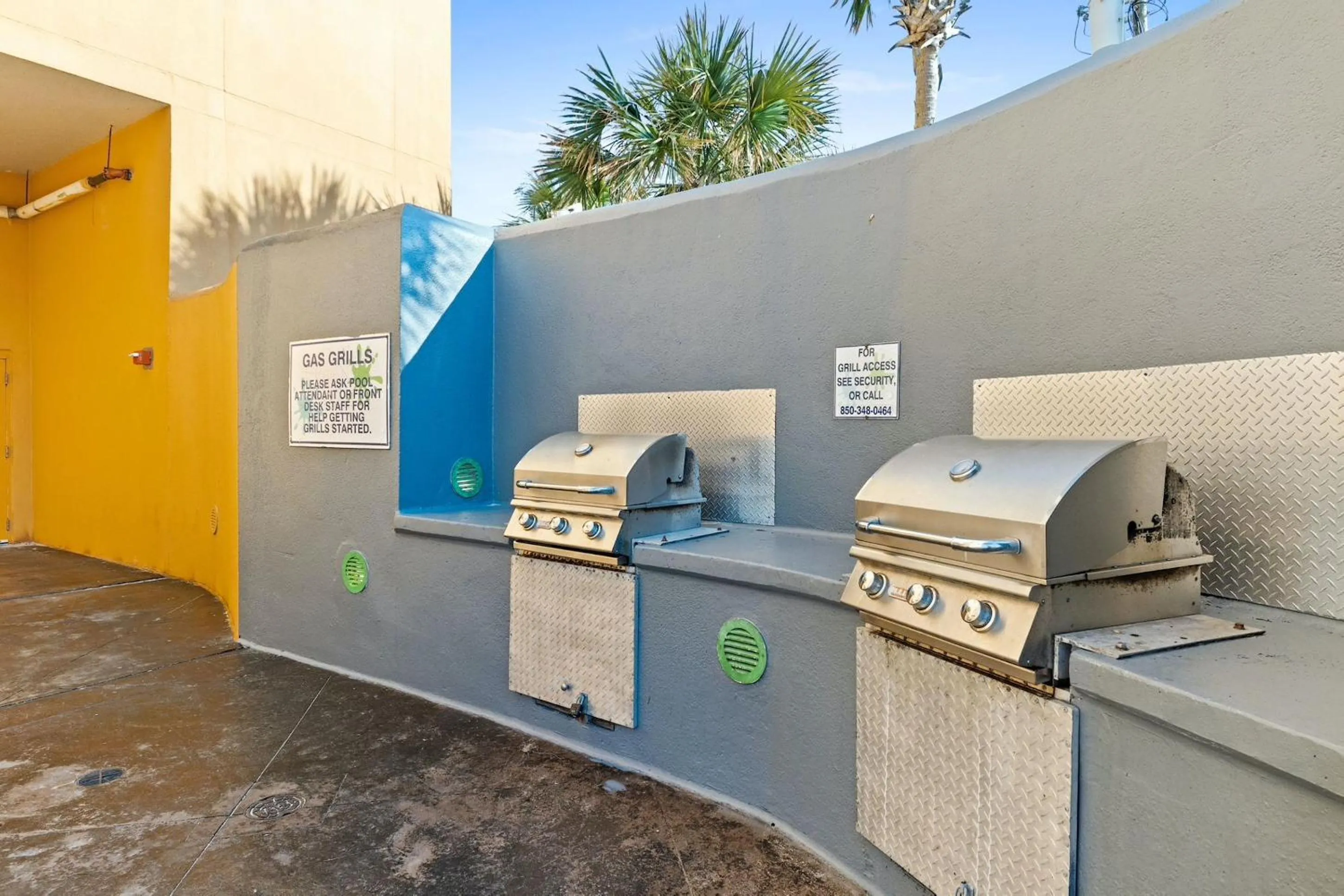 BBQ facilities in Splash Beach Resort by Panhandle Getaways
