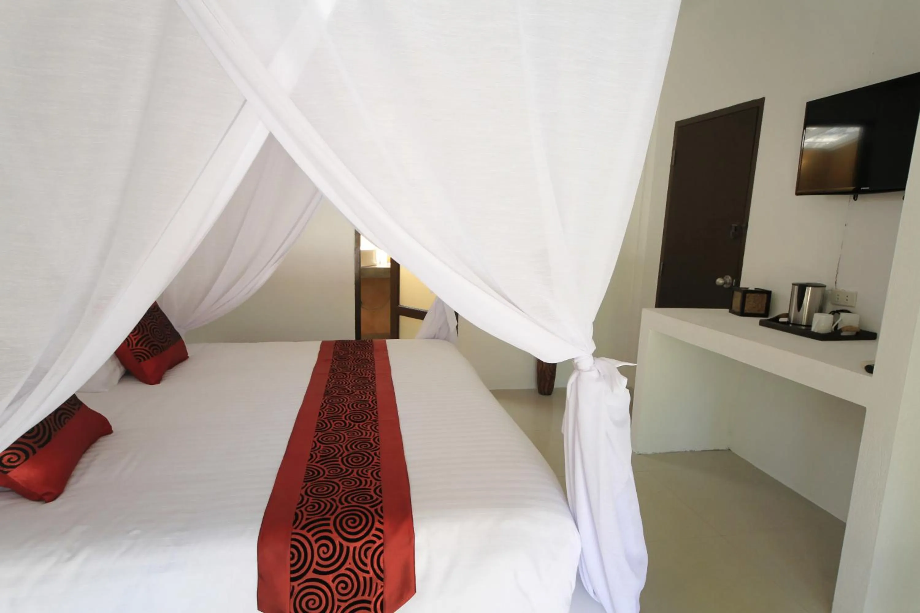 Coffee/tea facilities, Bed in The White Cottage