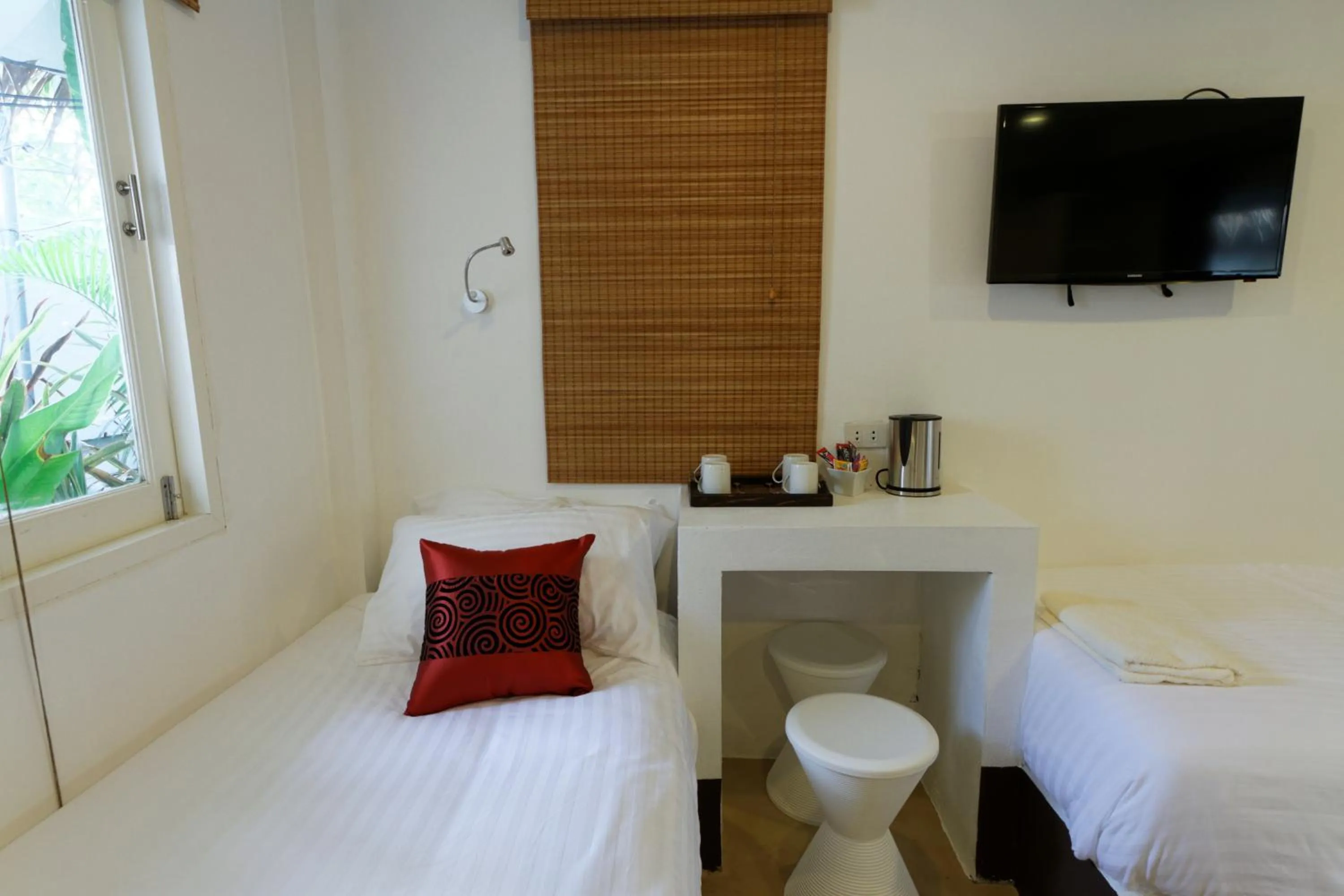 Coffee/tea facilities, Bed in The White Cottage