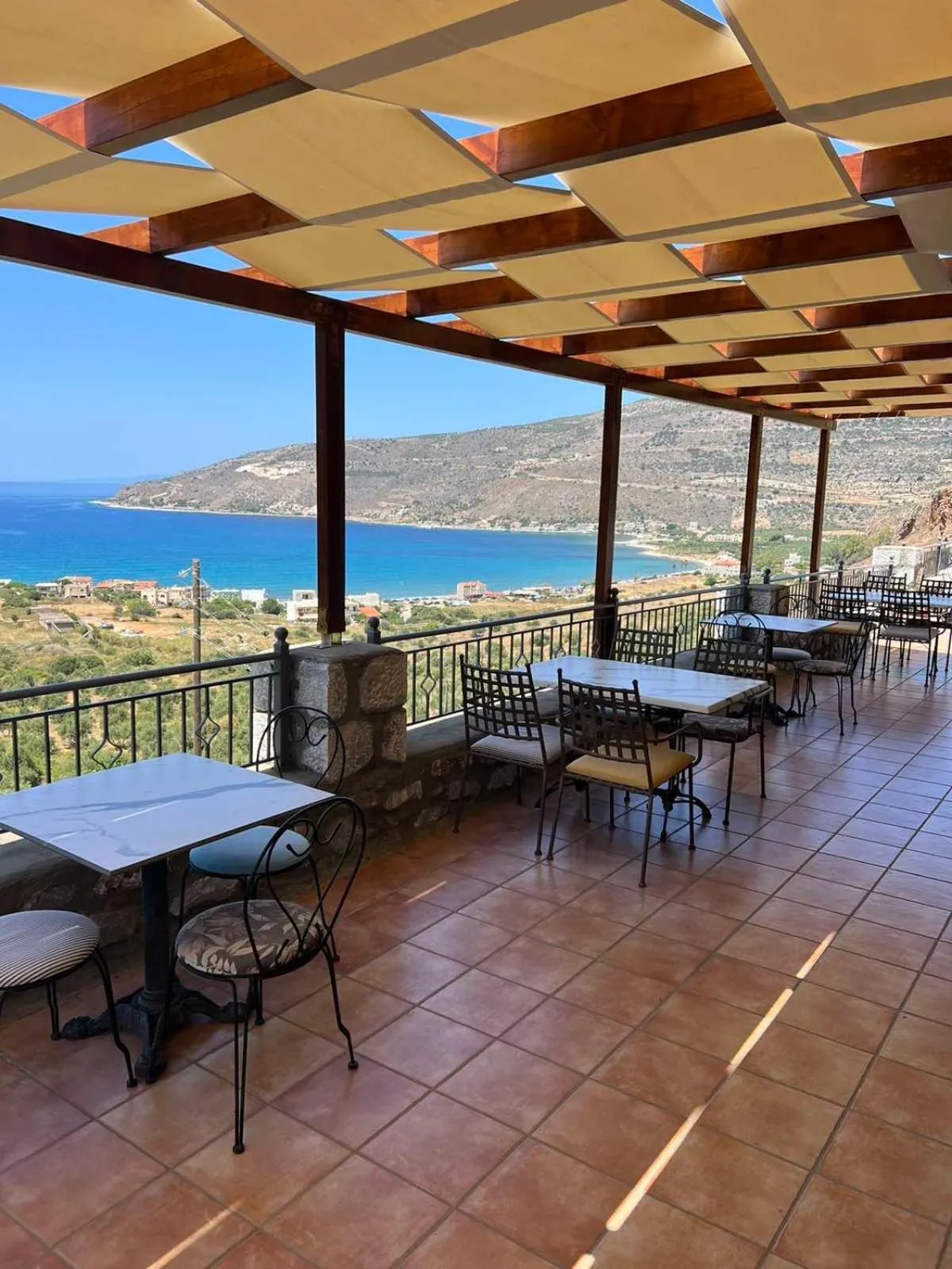 Restaurant/places to eat in Onar Mani Suites