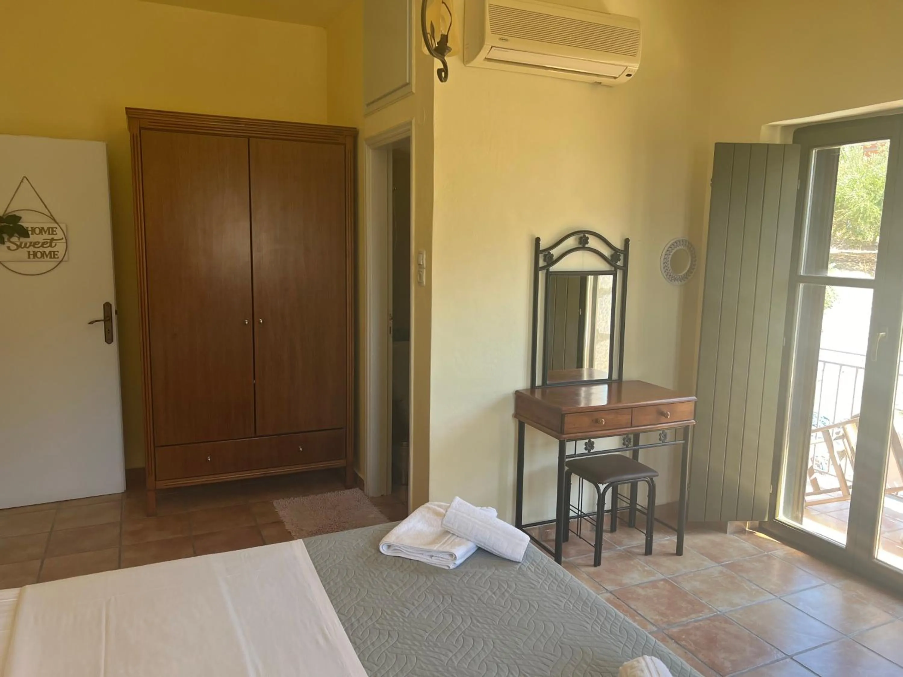 Bedroom, Bed in Onar Mani Suites