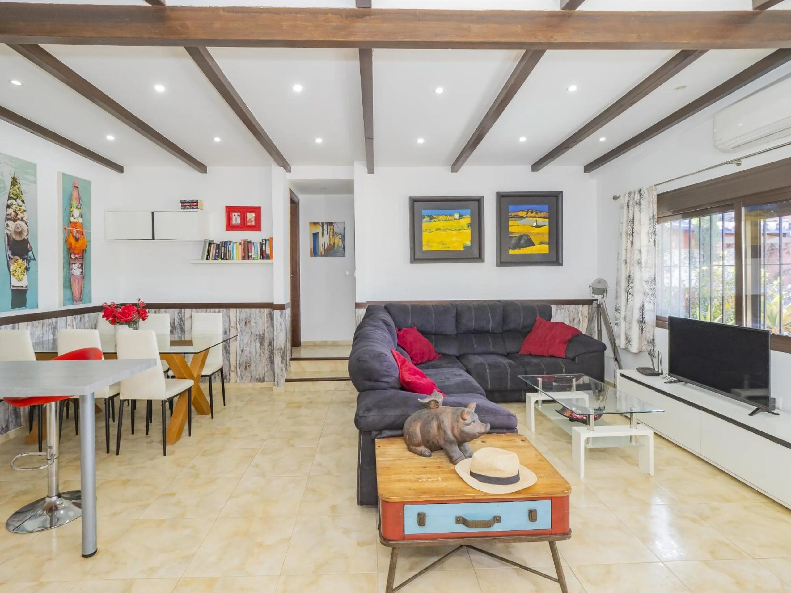 Communal lounge/ TV room in Cubo's Finca el Nogal