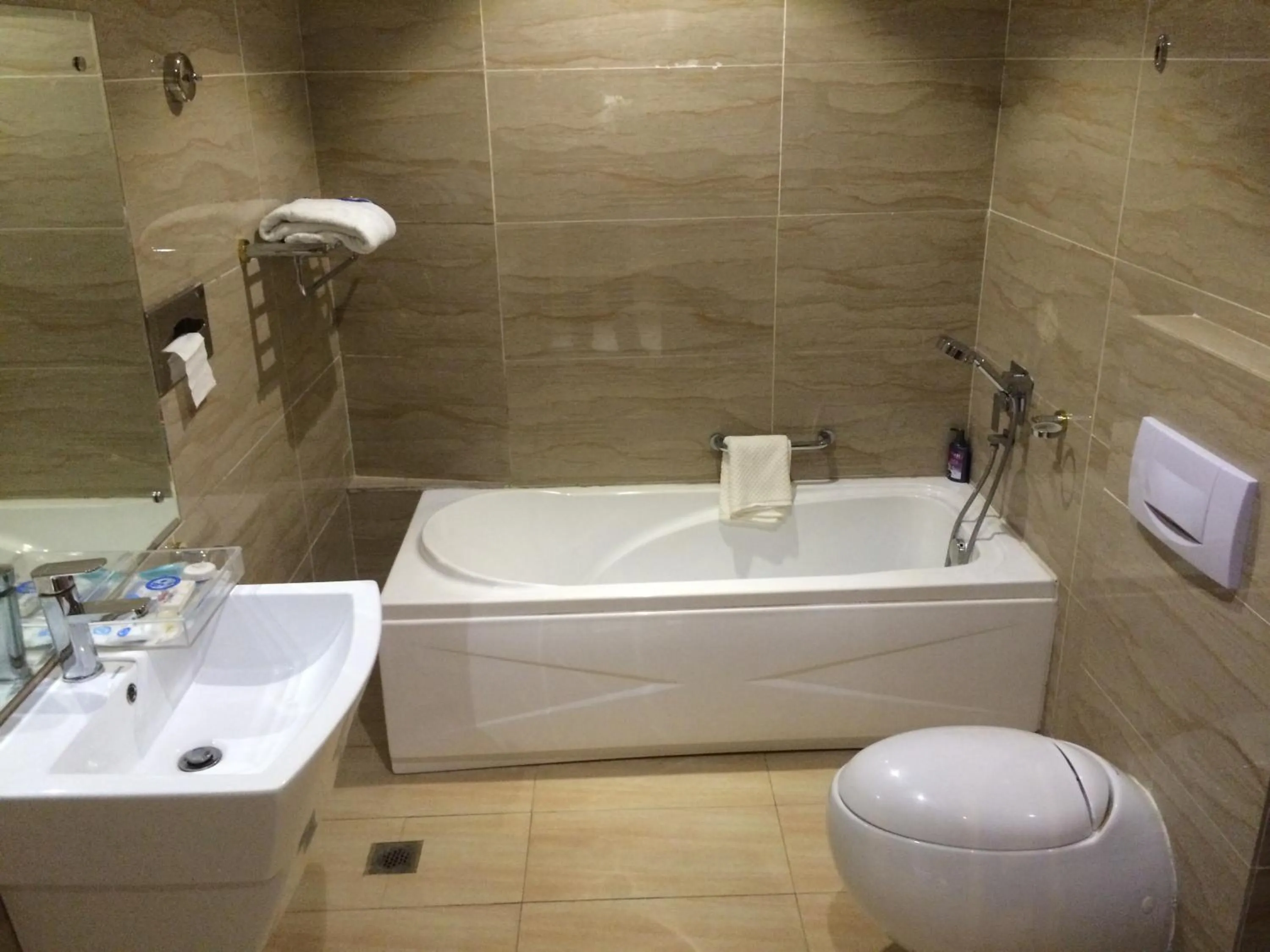 Shower in Sun Beach Hôtel