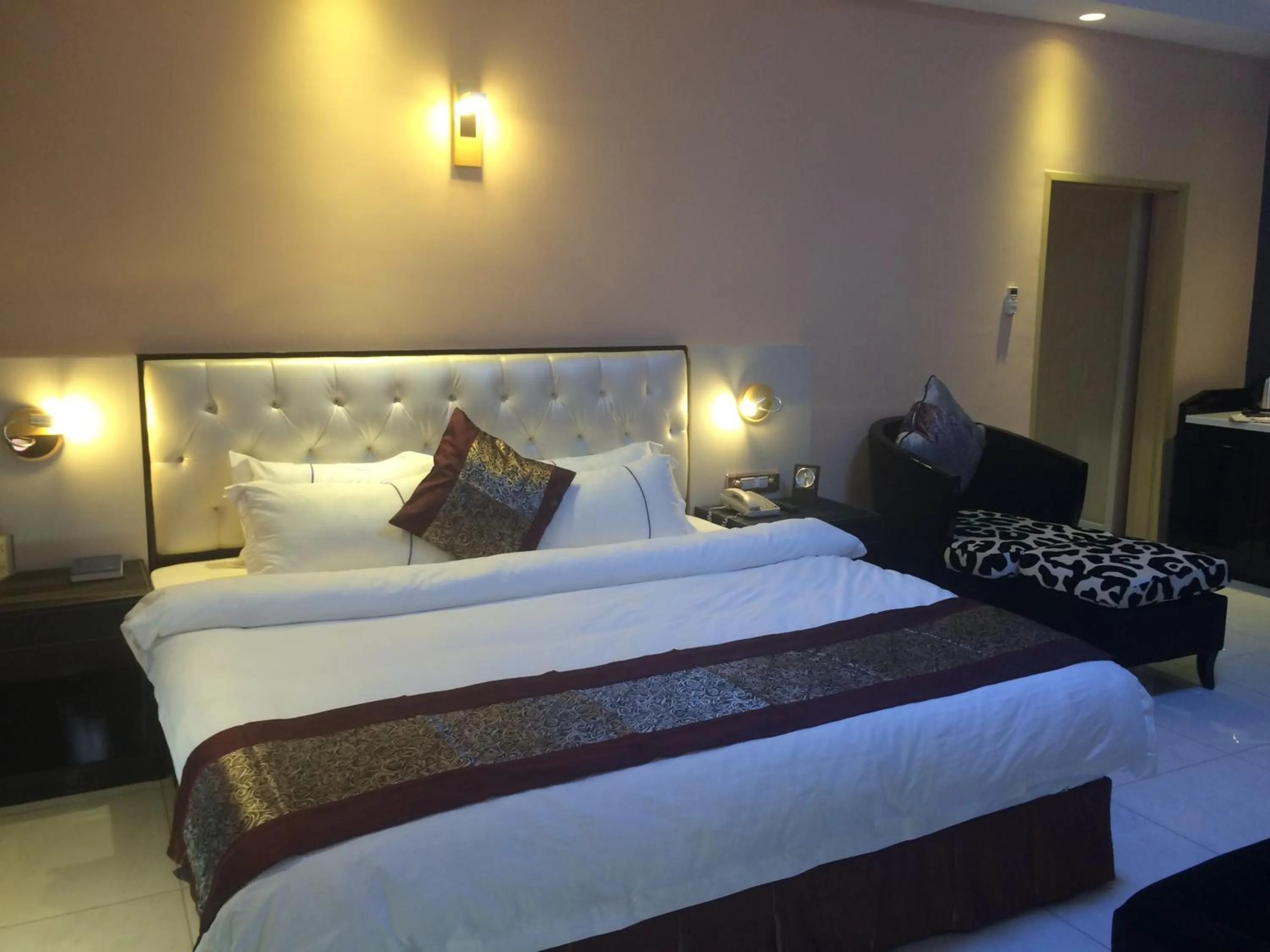 Bedroom, Bed in Sun Beach Hôtel