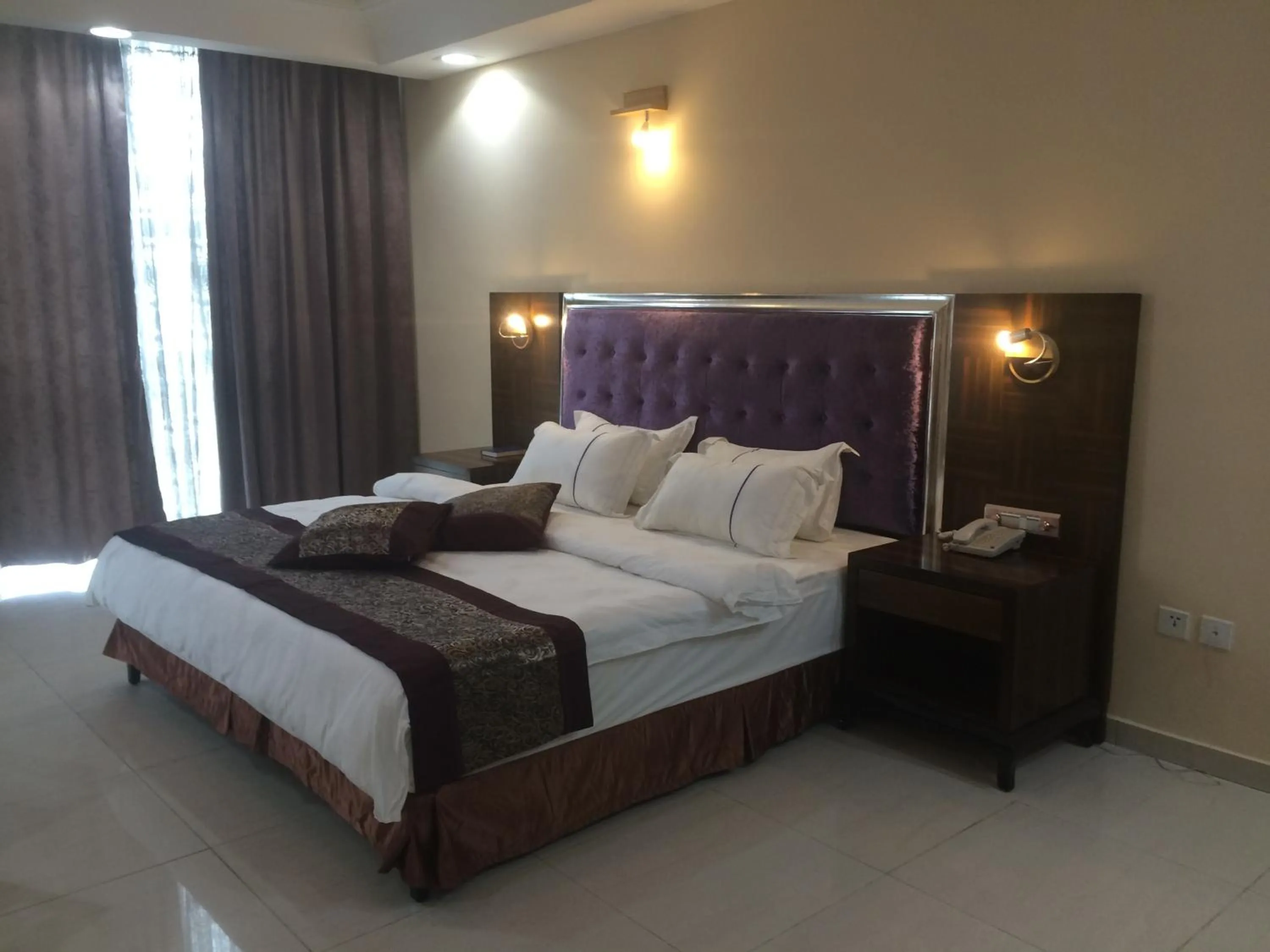 Bedroom, Bed in Sun Beach Hôtel