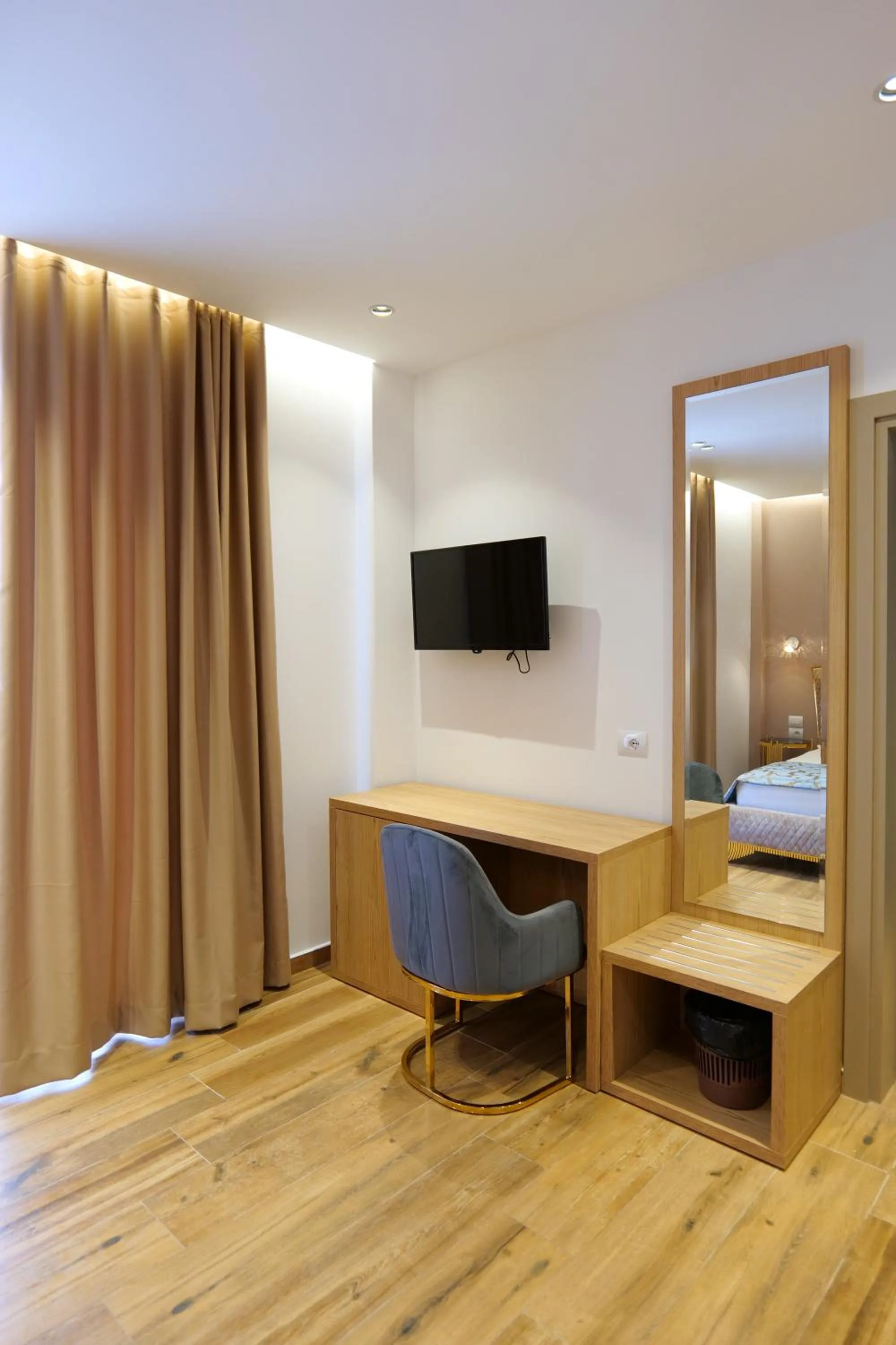 TV and multimedia, Bed in Bora Bora Hotel Ksamil