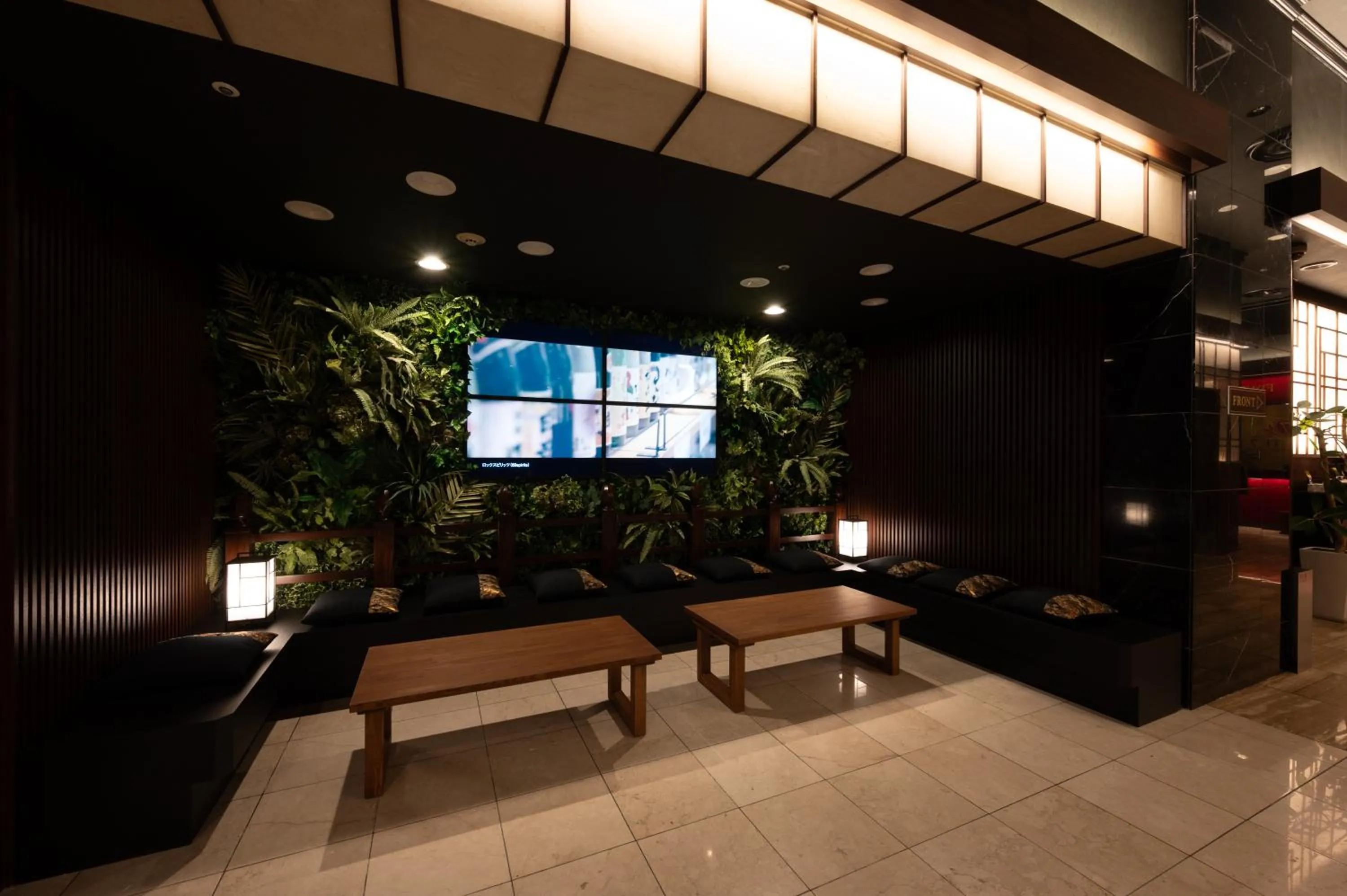 Communal lounge/ TV room in HOTEL THE7 Kumamoto