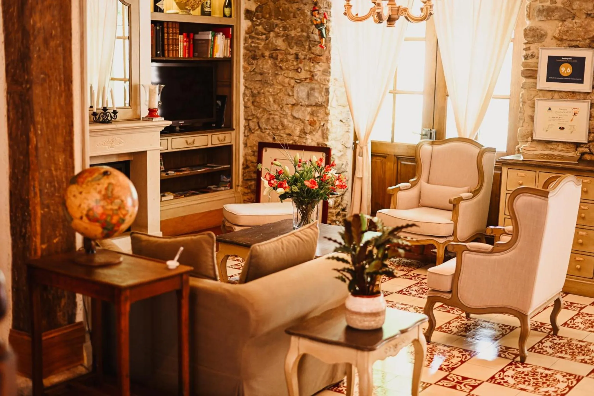 Communal lounge/ TV room in Demeure de la Carmine, sejour bien-etre d'exception, piscine, hammam, champagne