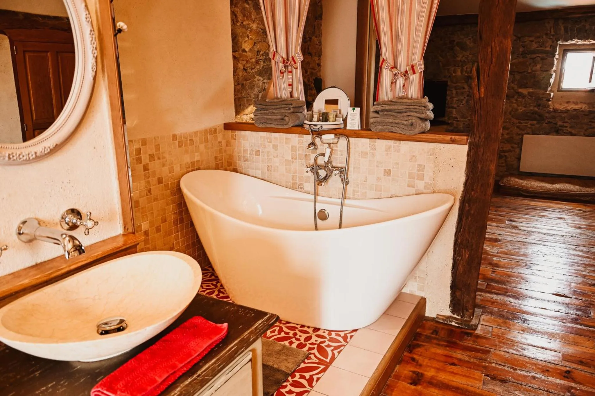 Bath in Demeure de la Carmine, sejour bien-etre d'exception, piscine, hammam, champagne