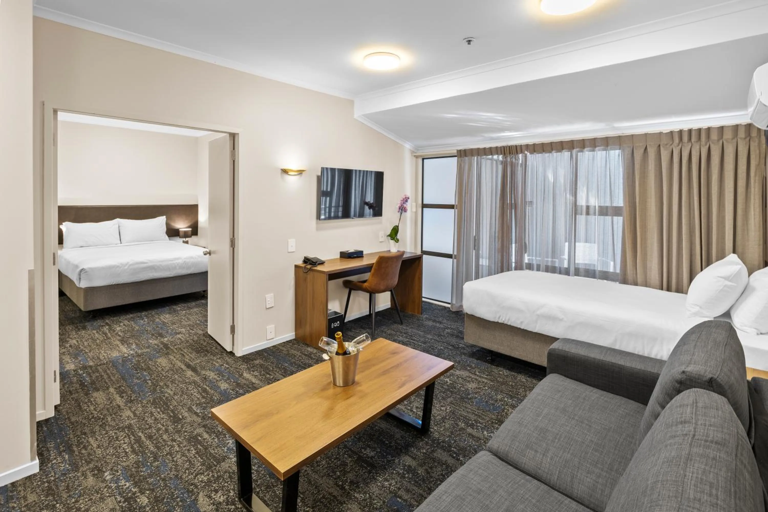 Living room, Bed in Imperial Hotel Rotorua