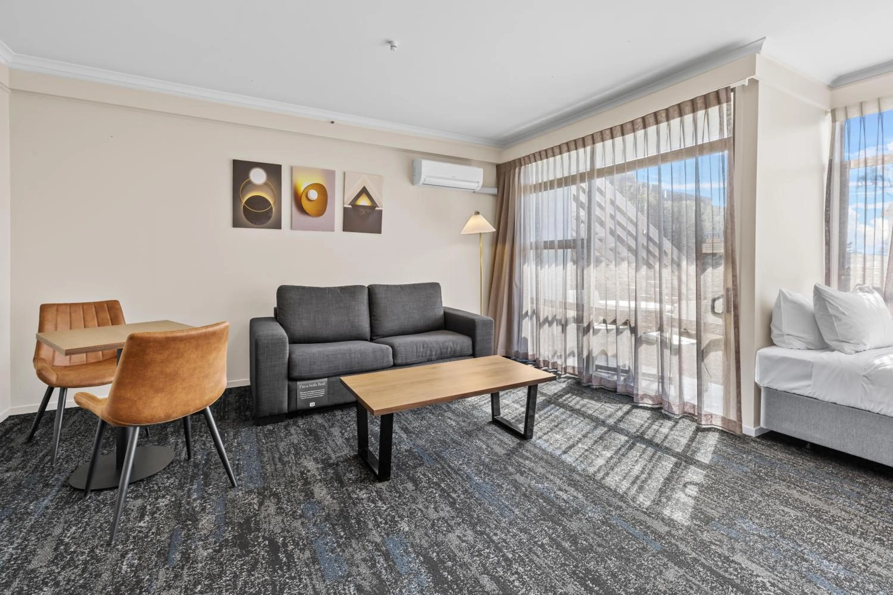 Living room, Bed in Imperial Hotel Rotorua