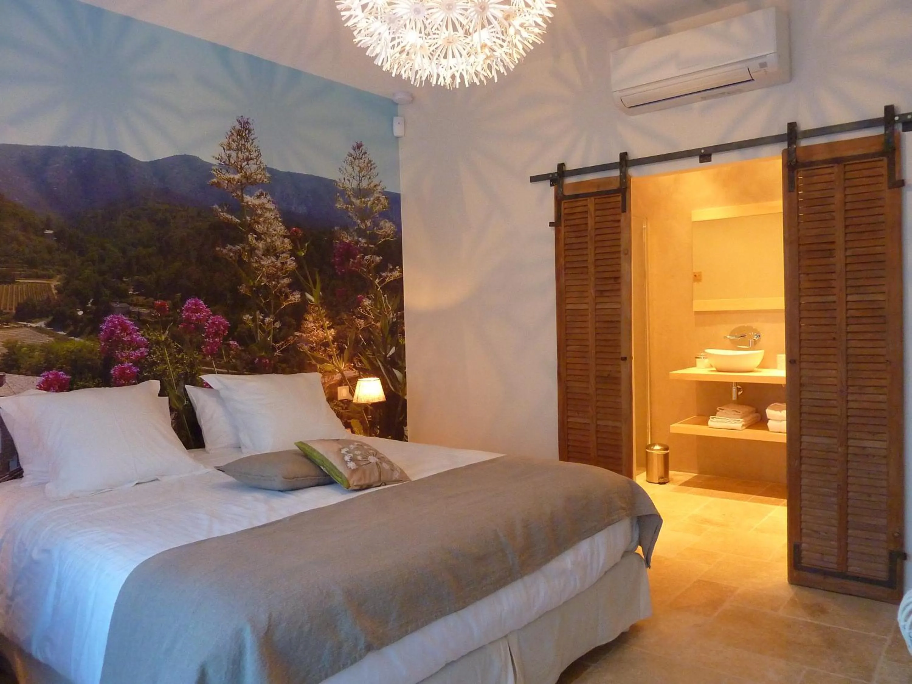 Bedroom, Bed in Les Mazets du Luberon