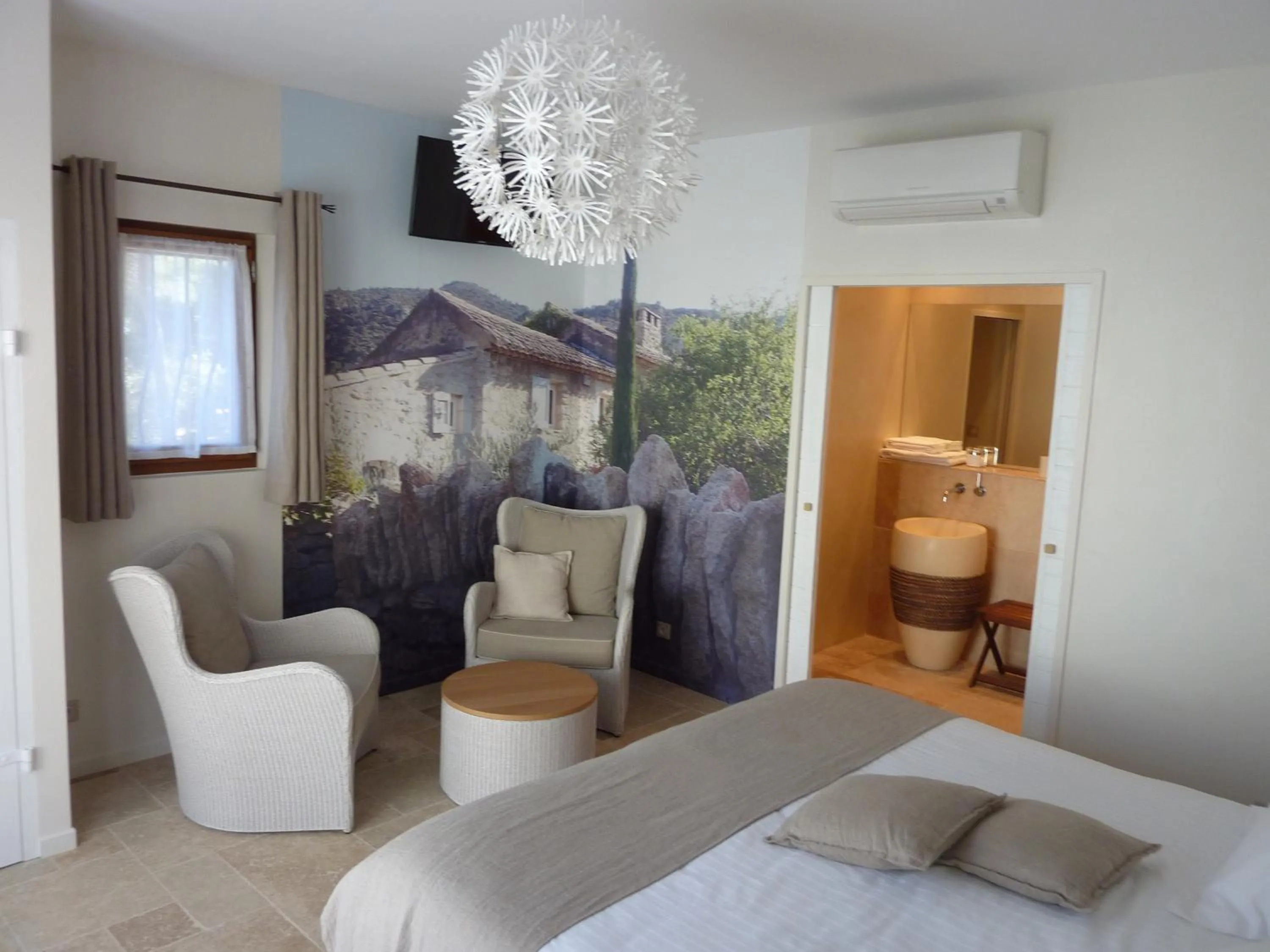 Living room, Bed in Les Mazets du Luberon