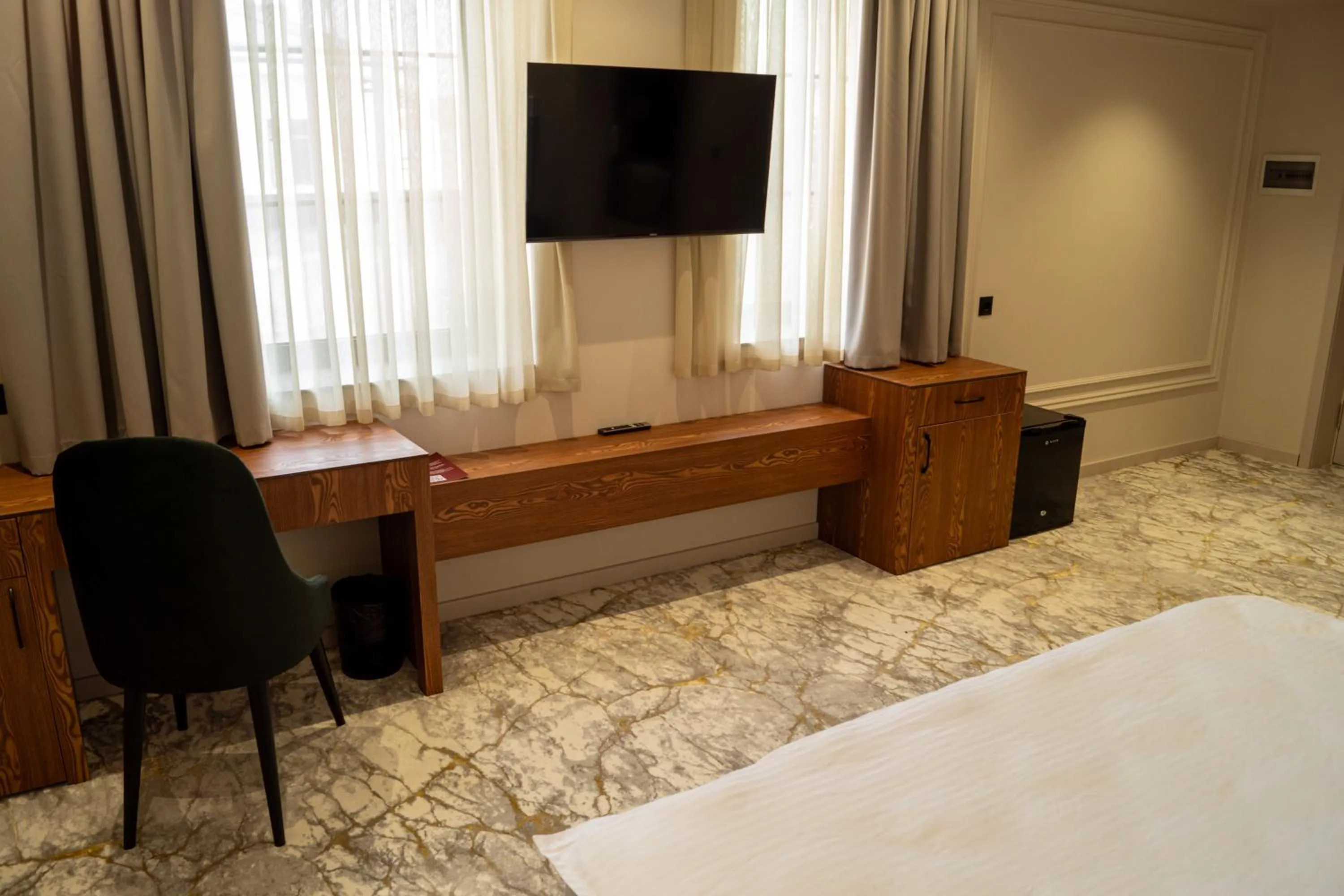 Photo of the whole room, Bed in Meridian Plaza by Reikartz