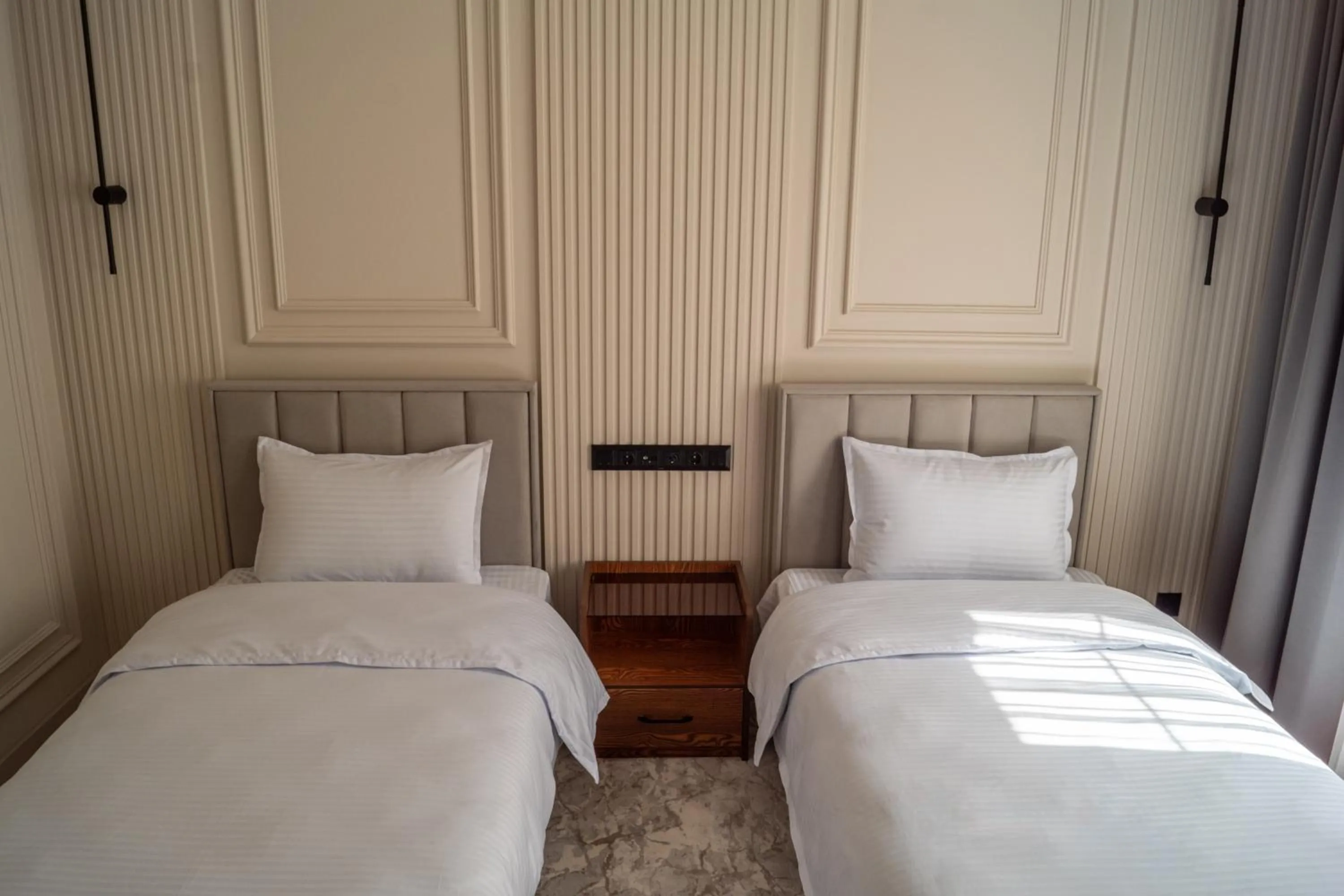 Bed in Meridian Plaza by Reikartz