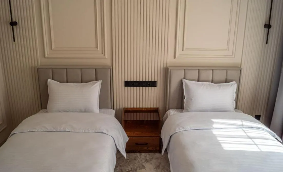 Bed in Meridian Plaza by Reikartz