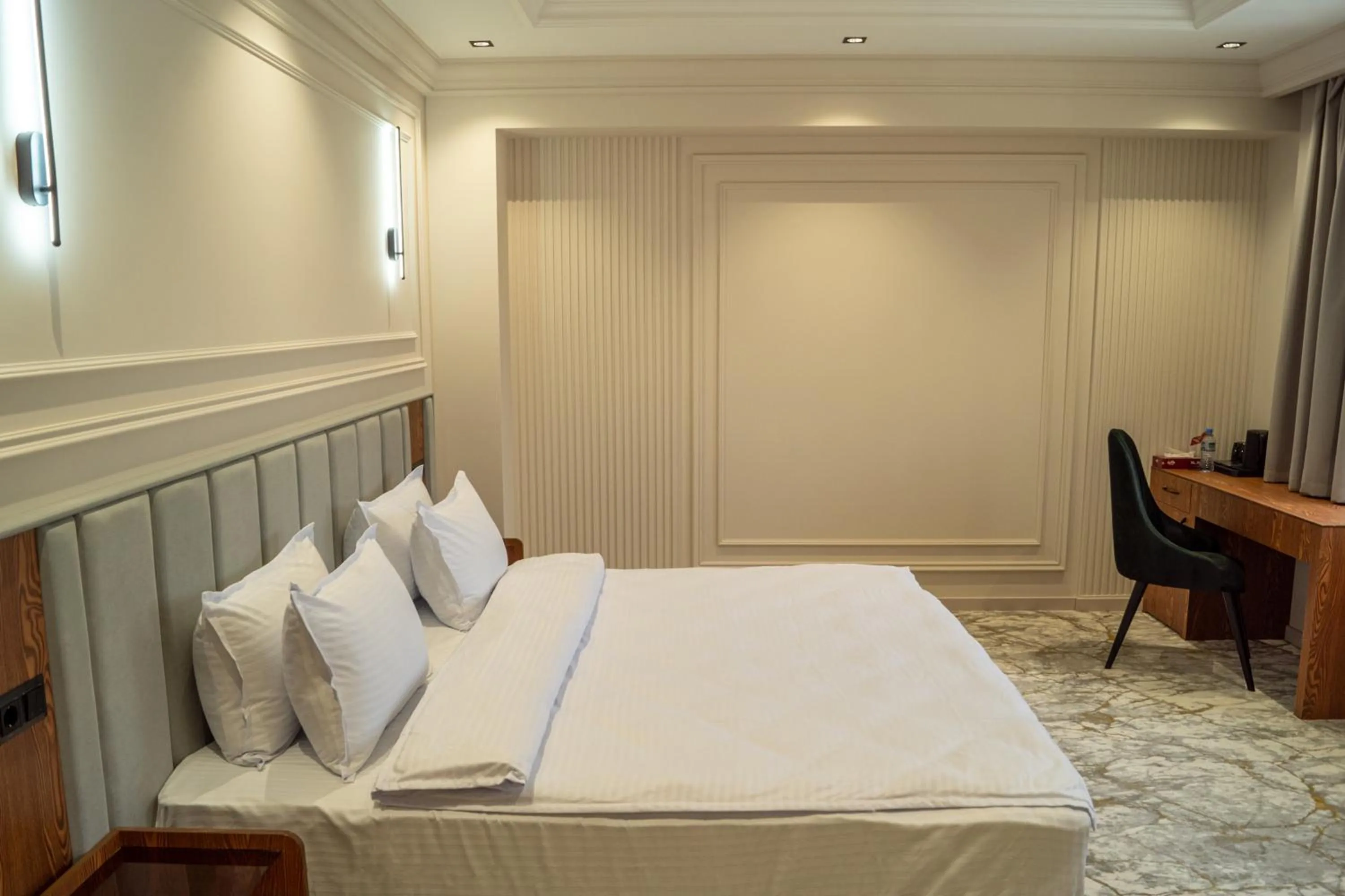 Photo of the whole room, Bed in Meridian Plaza by Reikartz