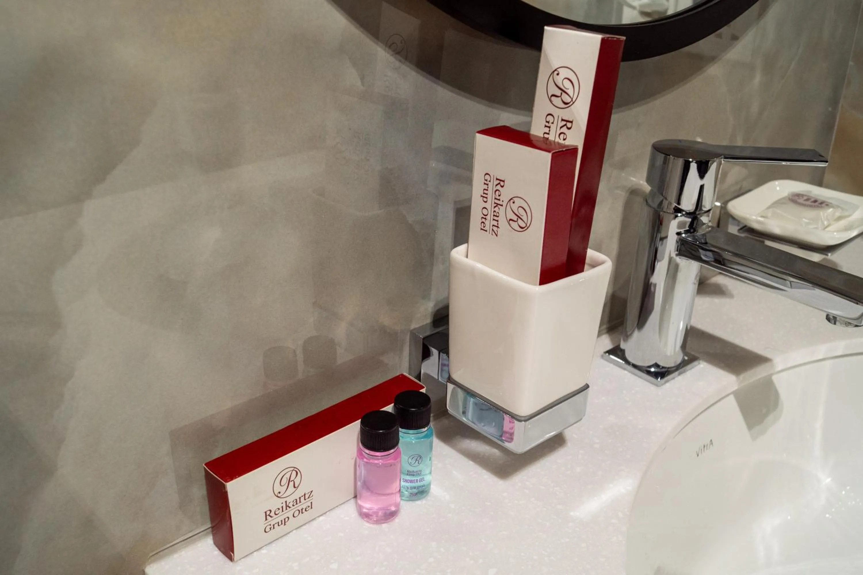 Bathroom in Meridian Plaza by Reikartz