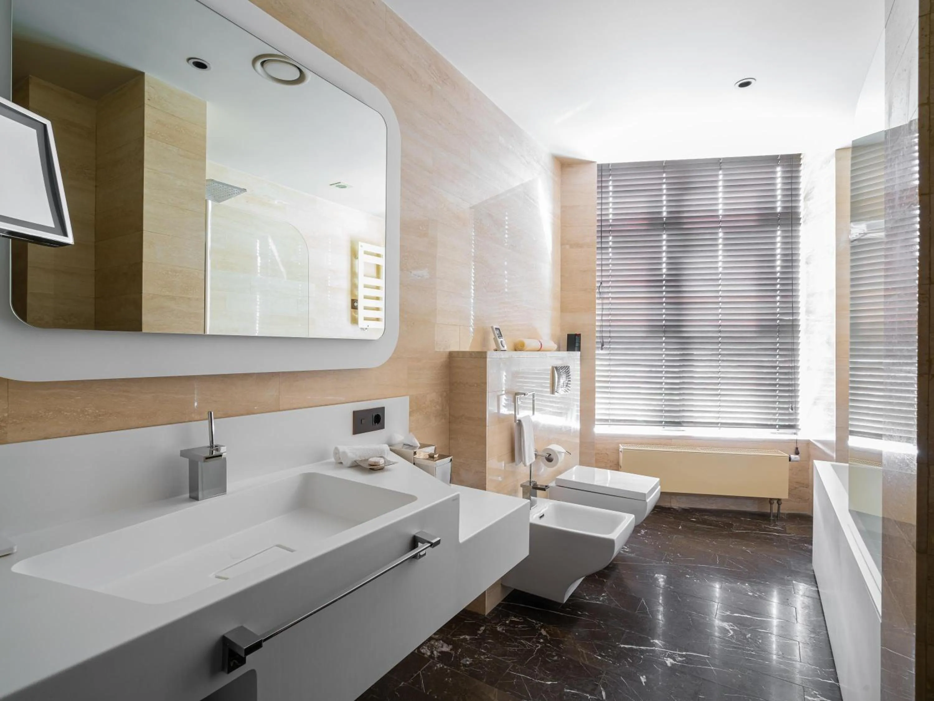 Bedroom in BERD'S Hotel