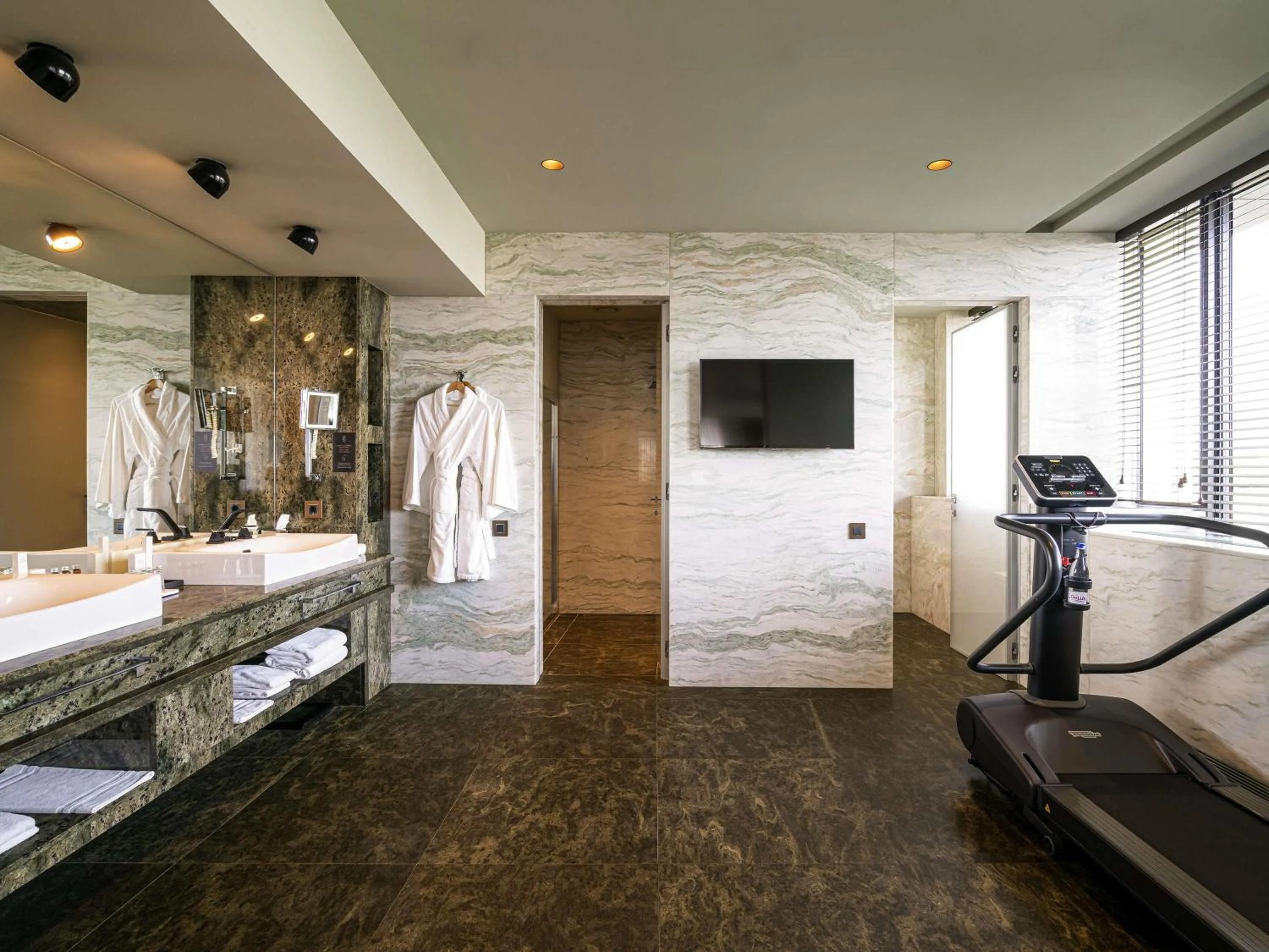 Bedroom in BERD'S Hotel