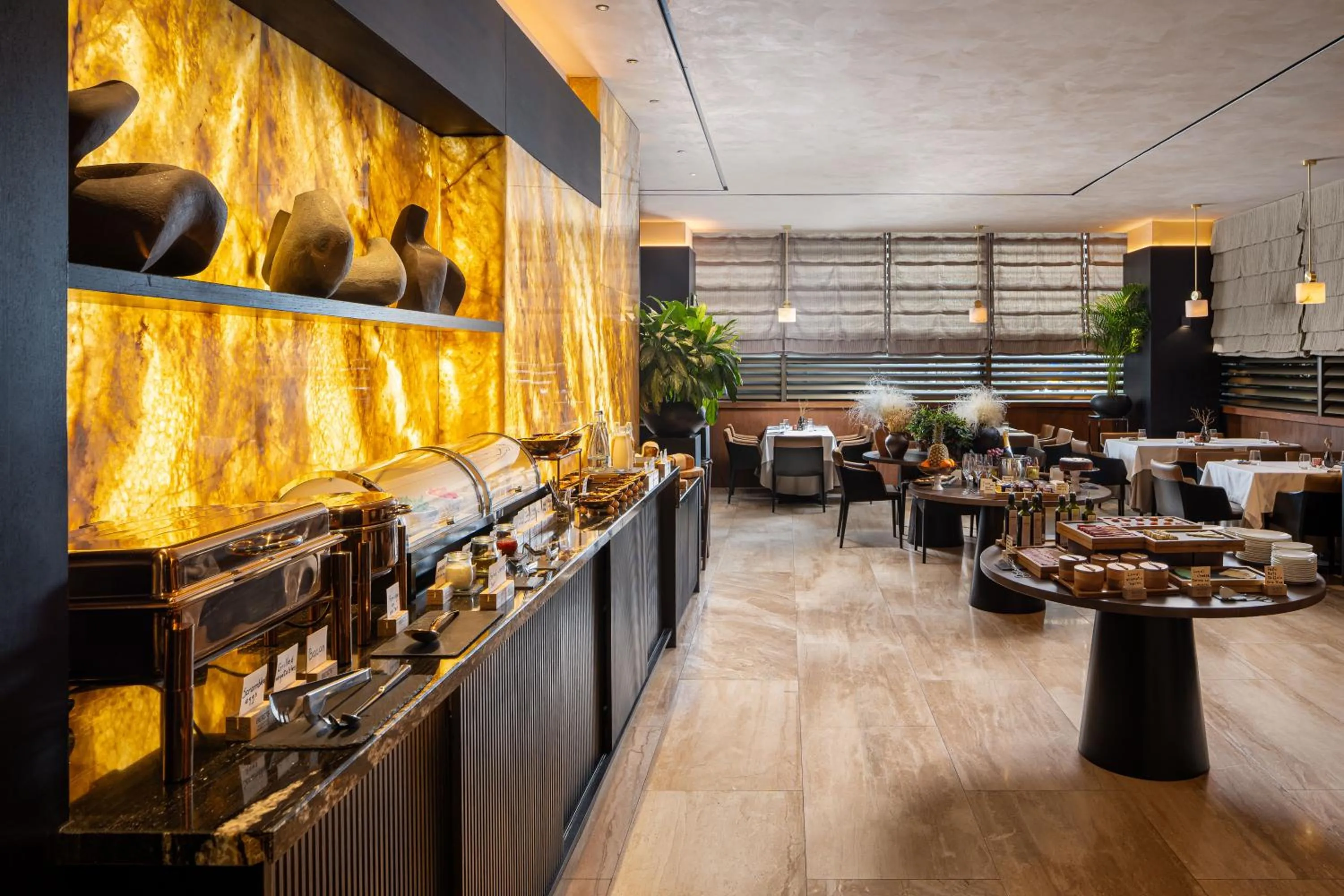 Restaurant/places to eat in BERD'S Hotel