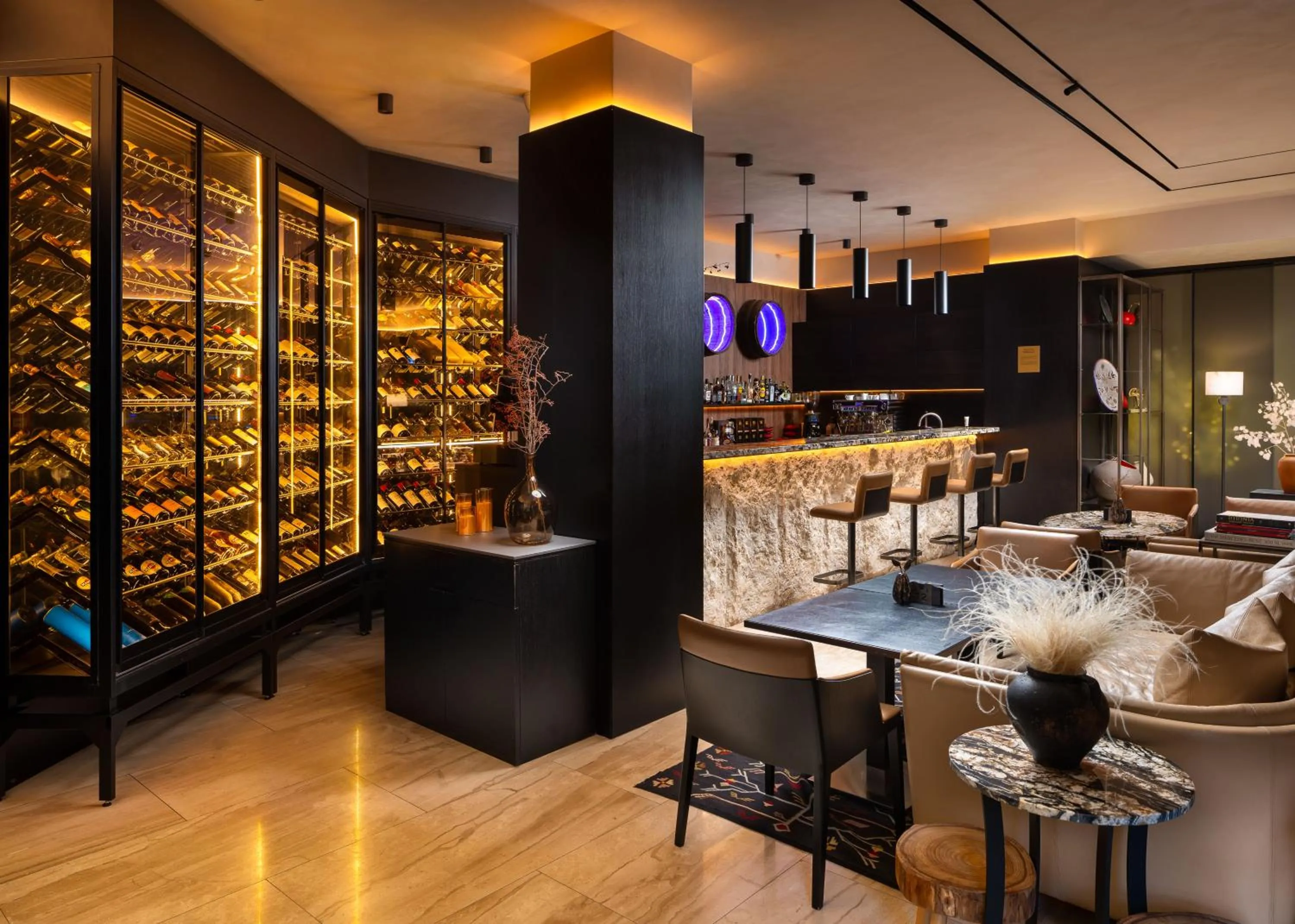 Restaurant/places to eat in BERD'S Hotel