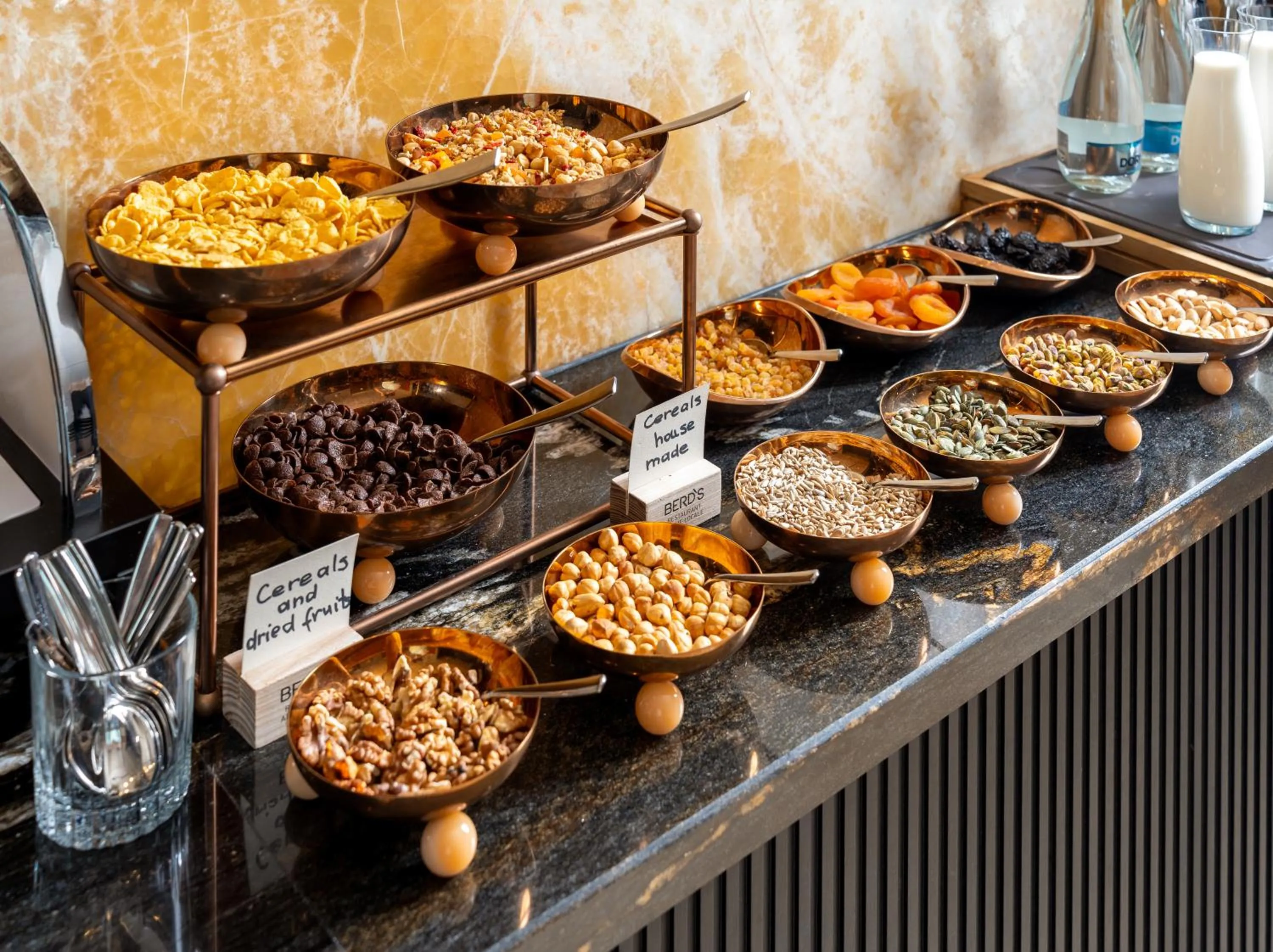 Restaurant/places to eat in BERD'S Hotel