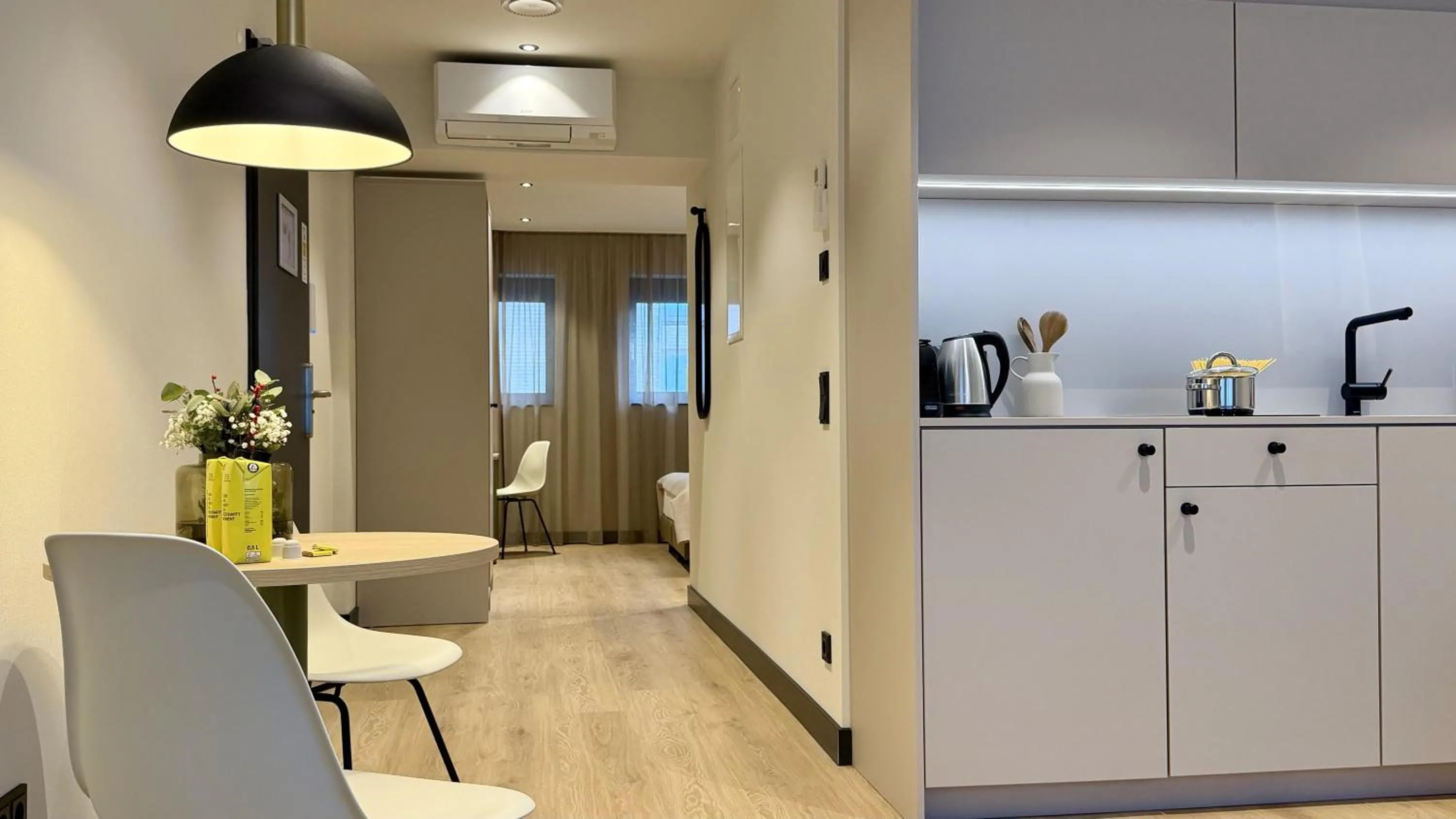 Luxury Apartment with One Queen Bed and Sofa Bed - Air-Conditioned in ipartment Cologne Oper