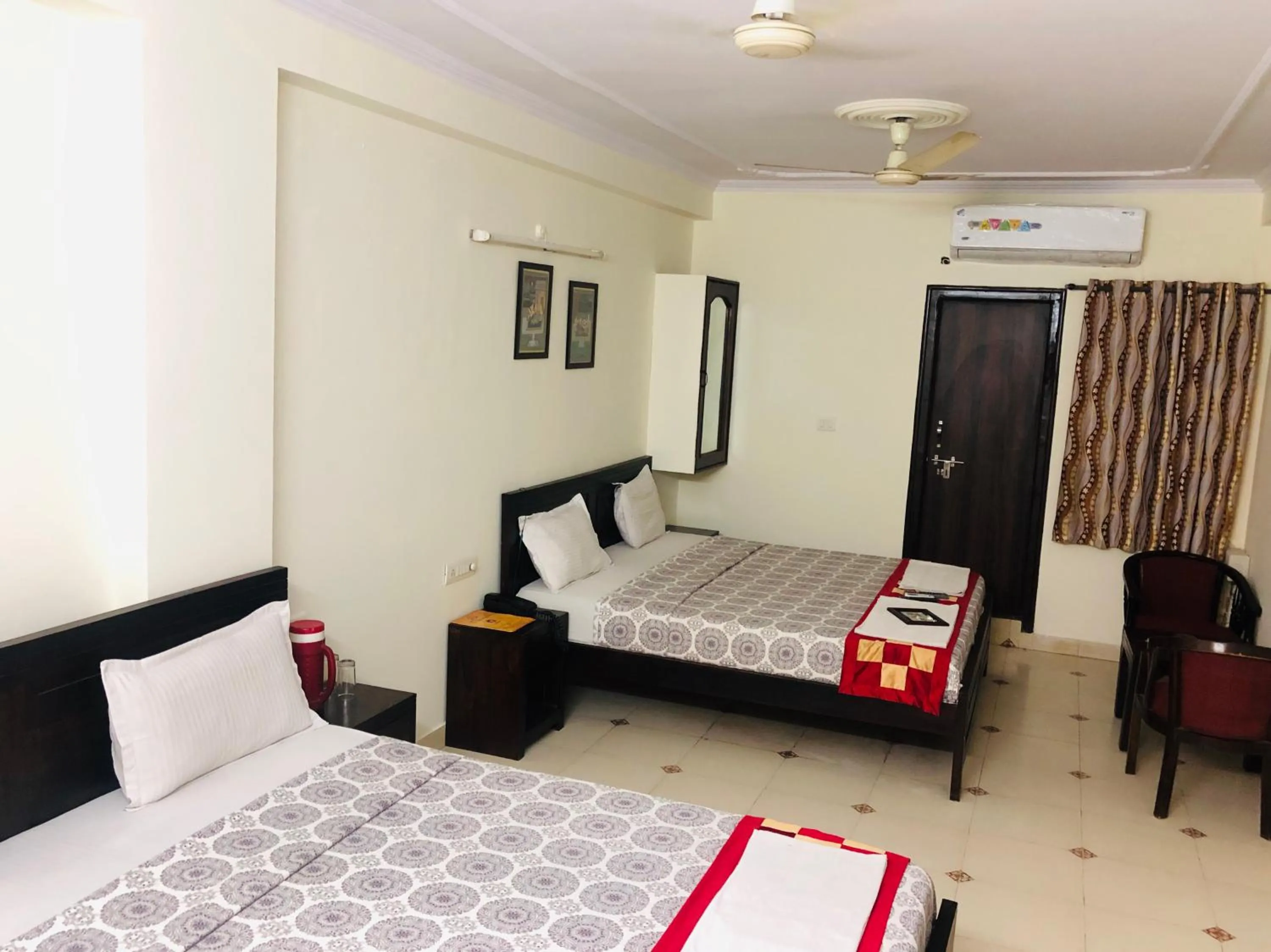 Photo of the whole room, Bed in Hotel Classic Inn Near Jaipur Railway Station