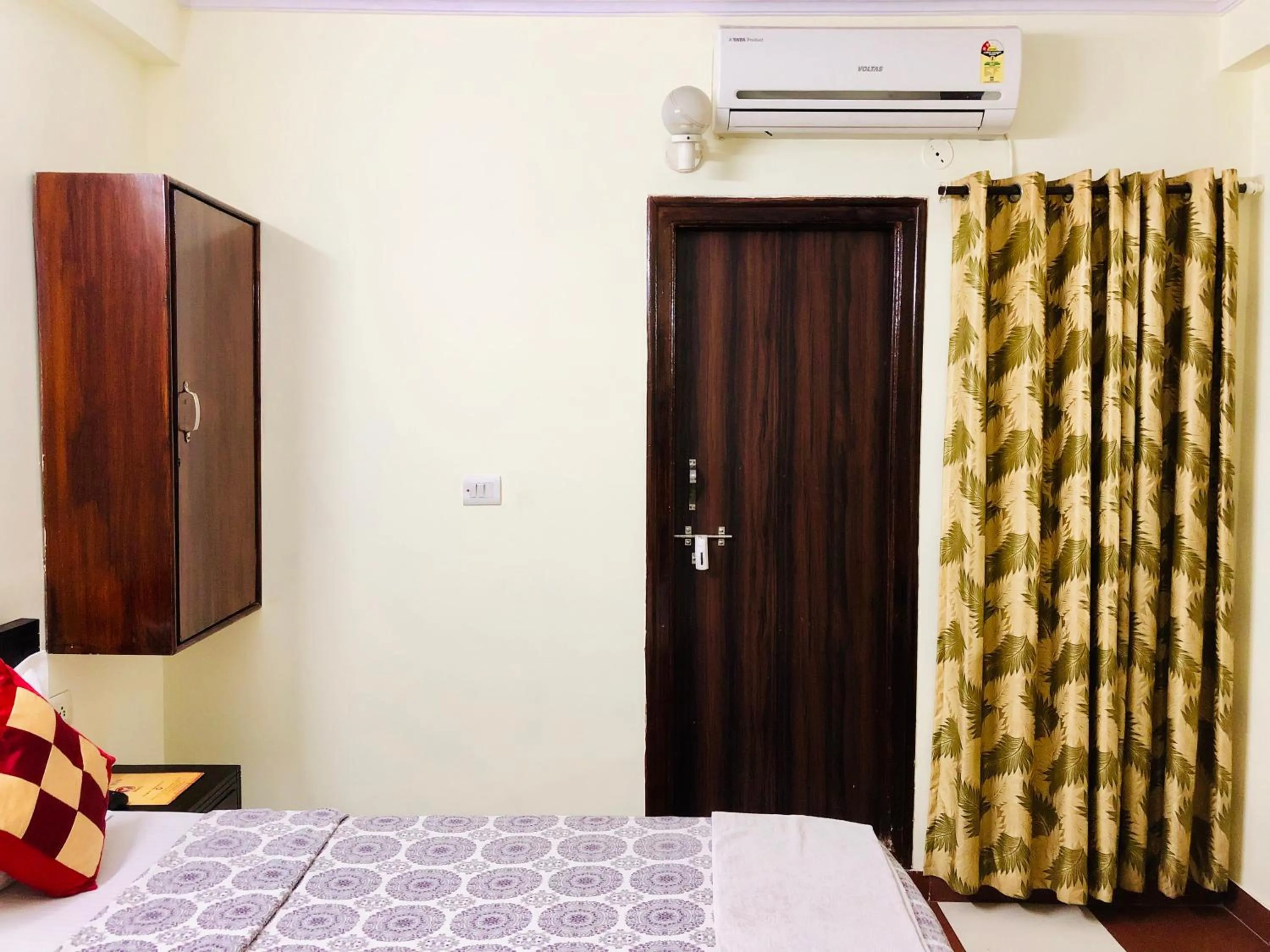 Photo of the whole room, Bed in Hotel Classic Inn Near Jaipur Railway Station